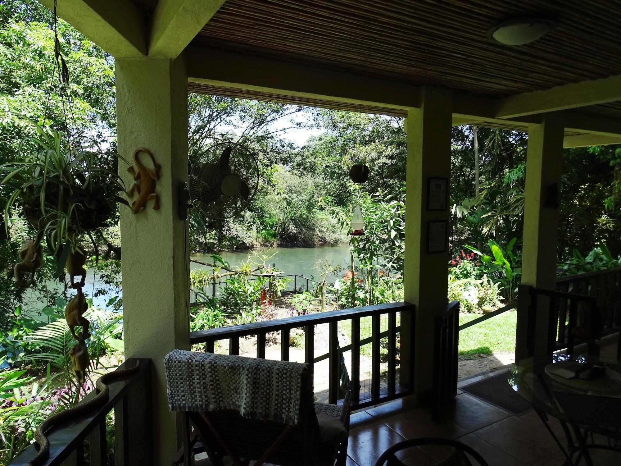 Bar/Salón Heliconia Island