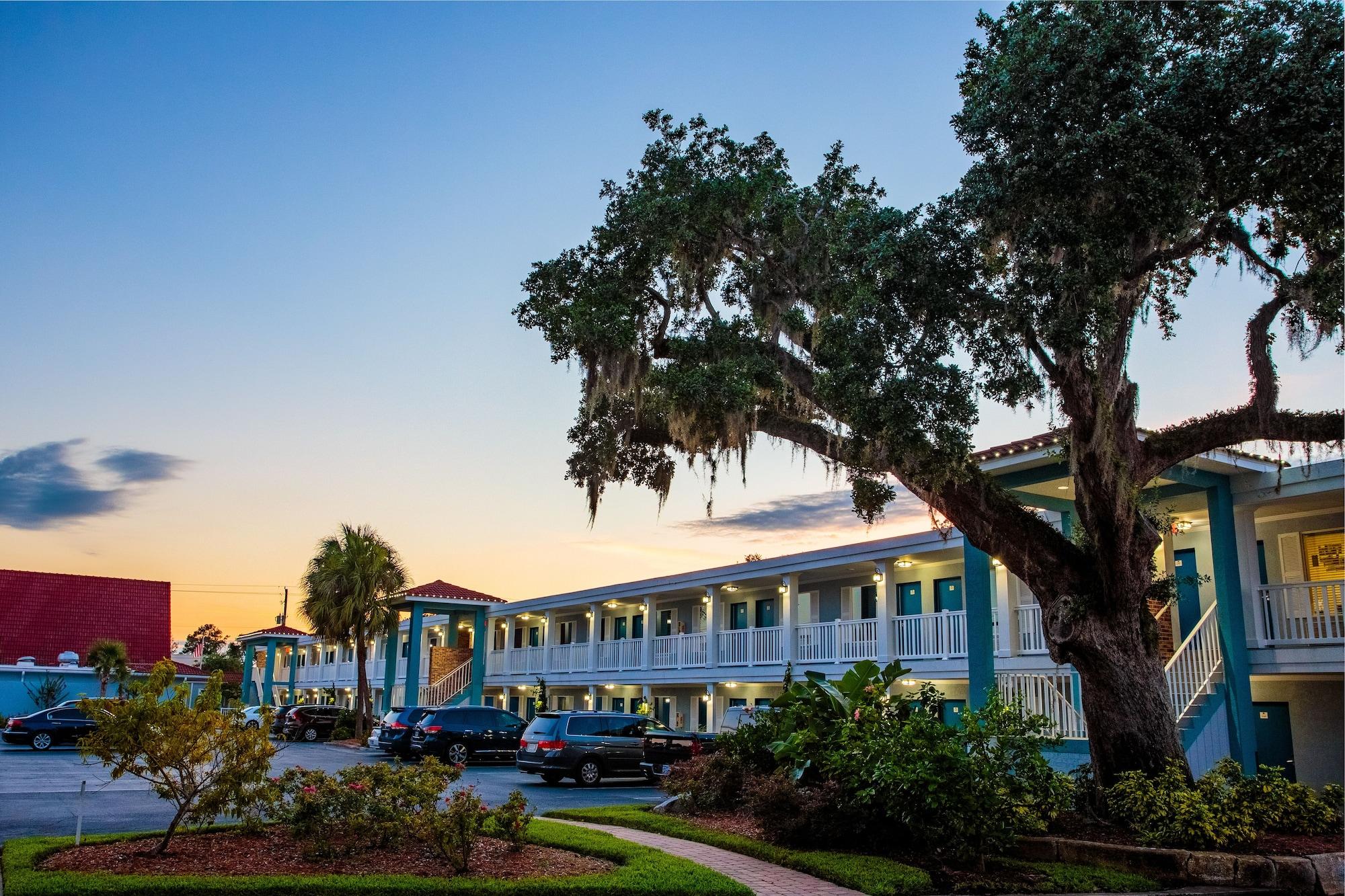 Varios Southern Oaks Inn