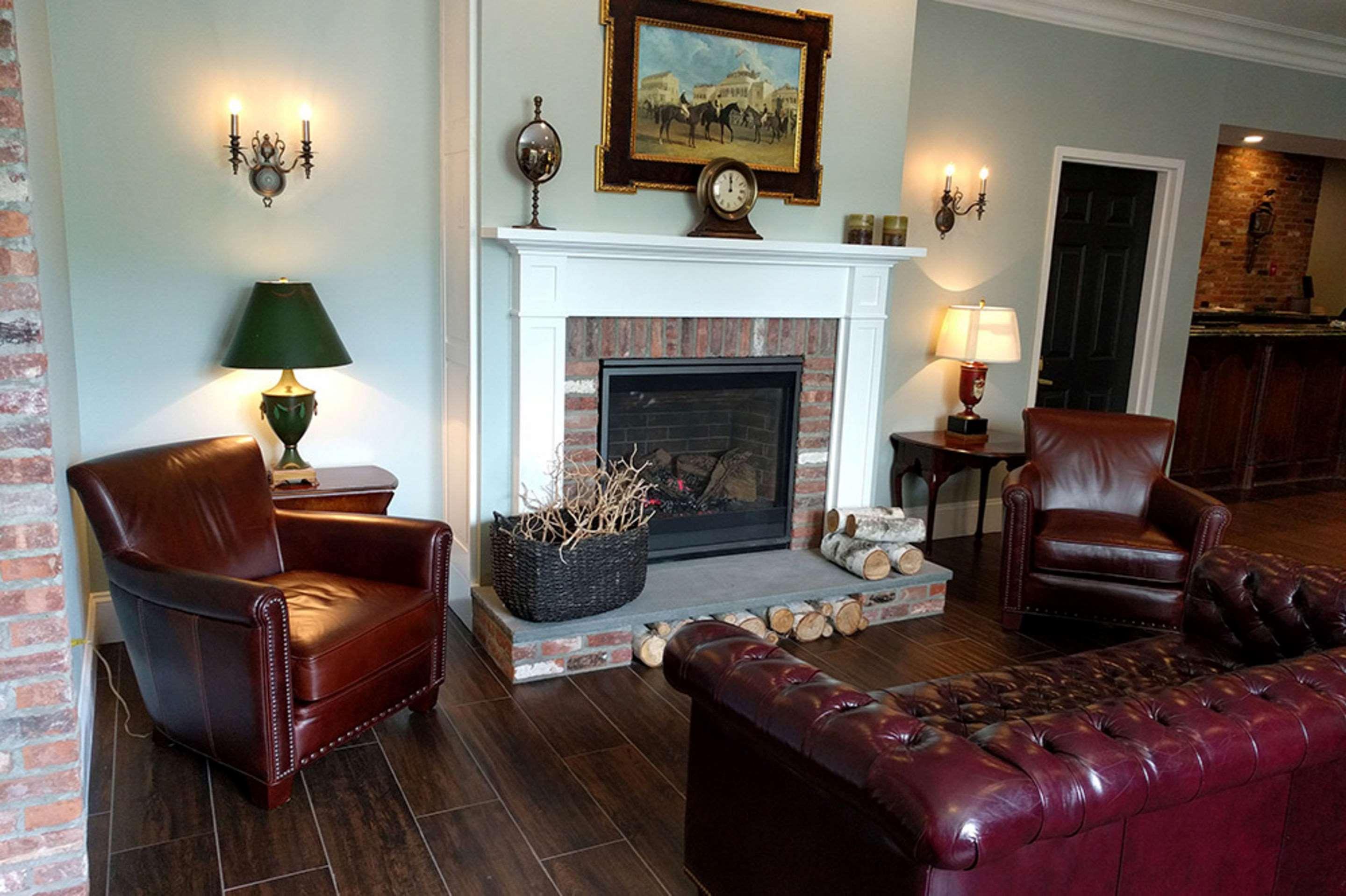 Vista Lobby The Century House Latham - North Albany, an Ascend Collection Hotel