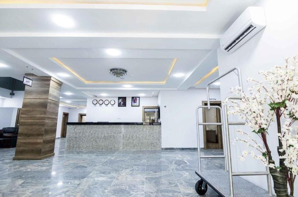 Vista Lobby Crownsville Hotel - Airport Road