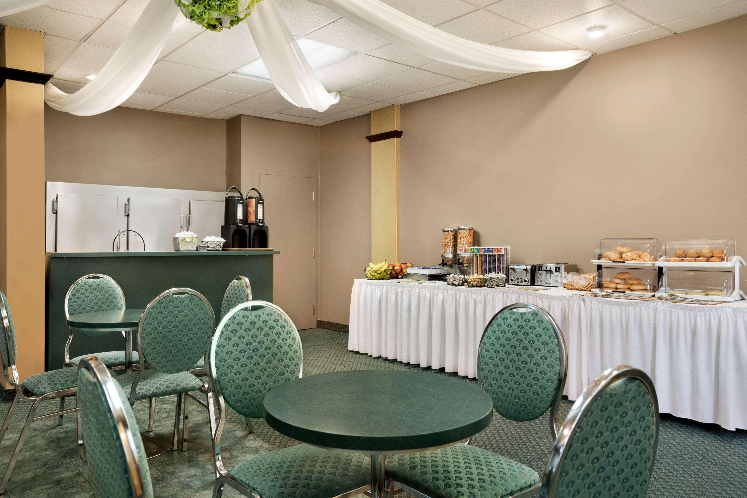 Restaurant Days Inn by Wyndham Ste. Helene-de-Bagot