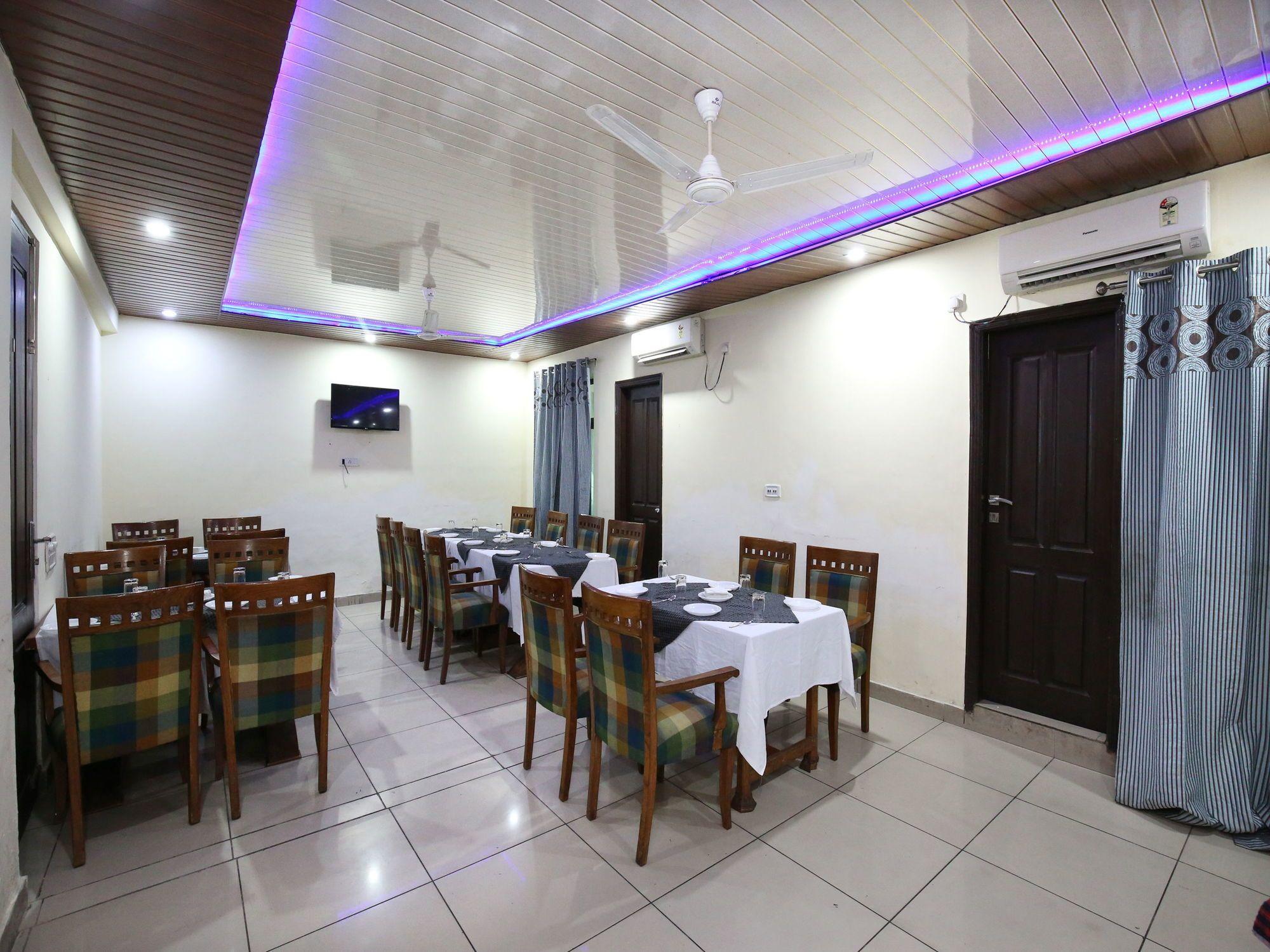 Restaurant OYO 1732 Hotel The days Inn