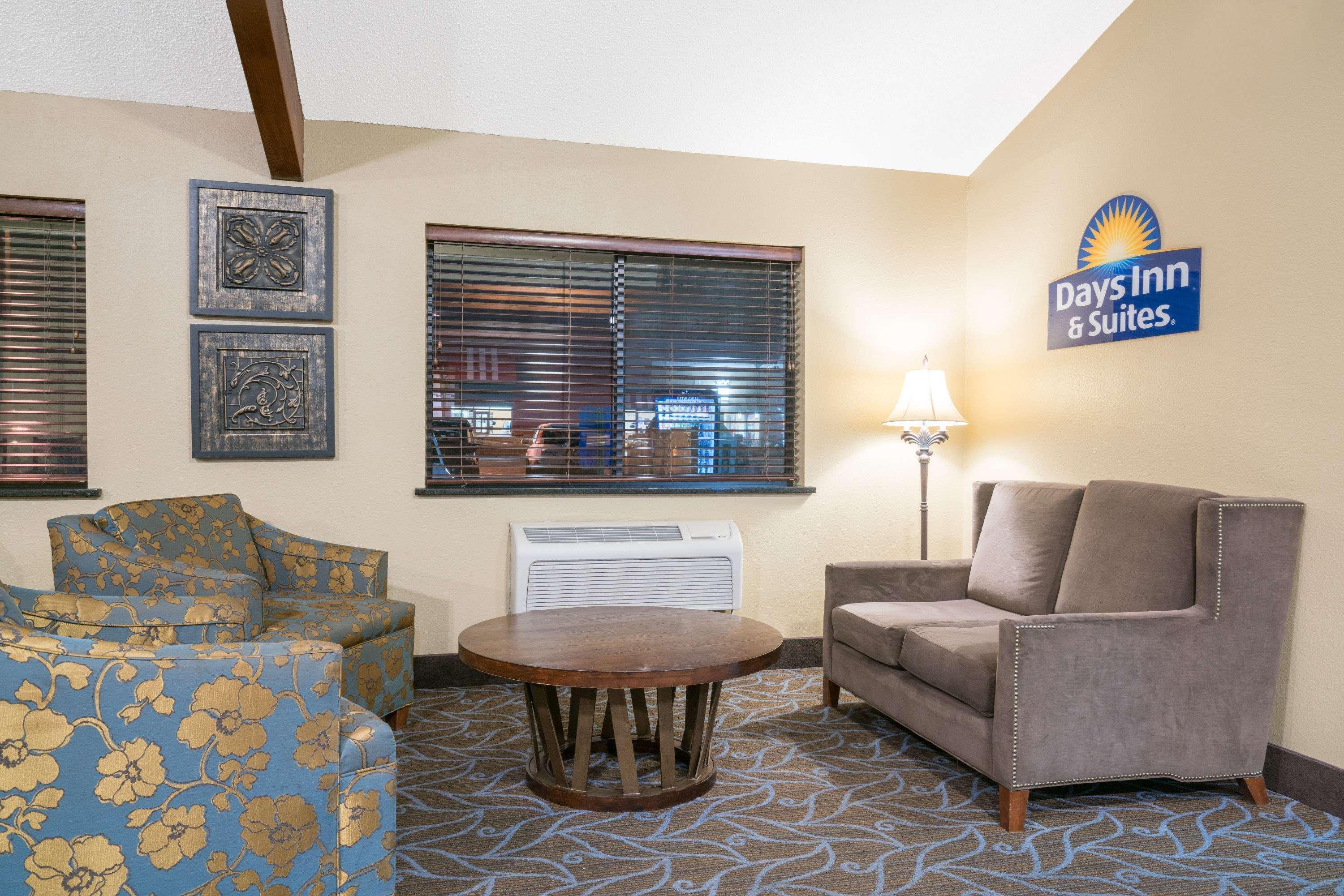 Vista Lobby Days Inn & Suites by Wyndham Baxter Brainerd Area