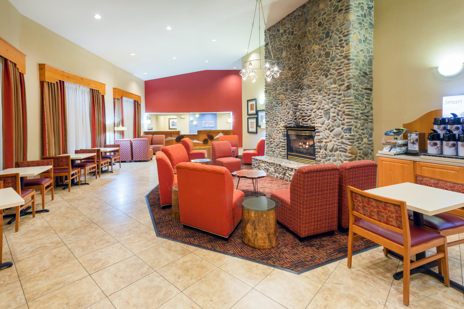 Vista Lobby The Lodge at Roseburg