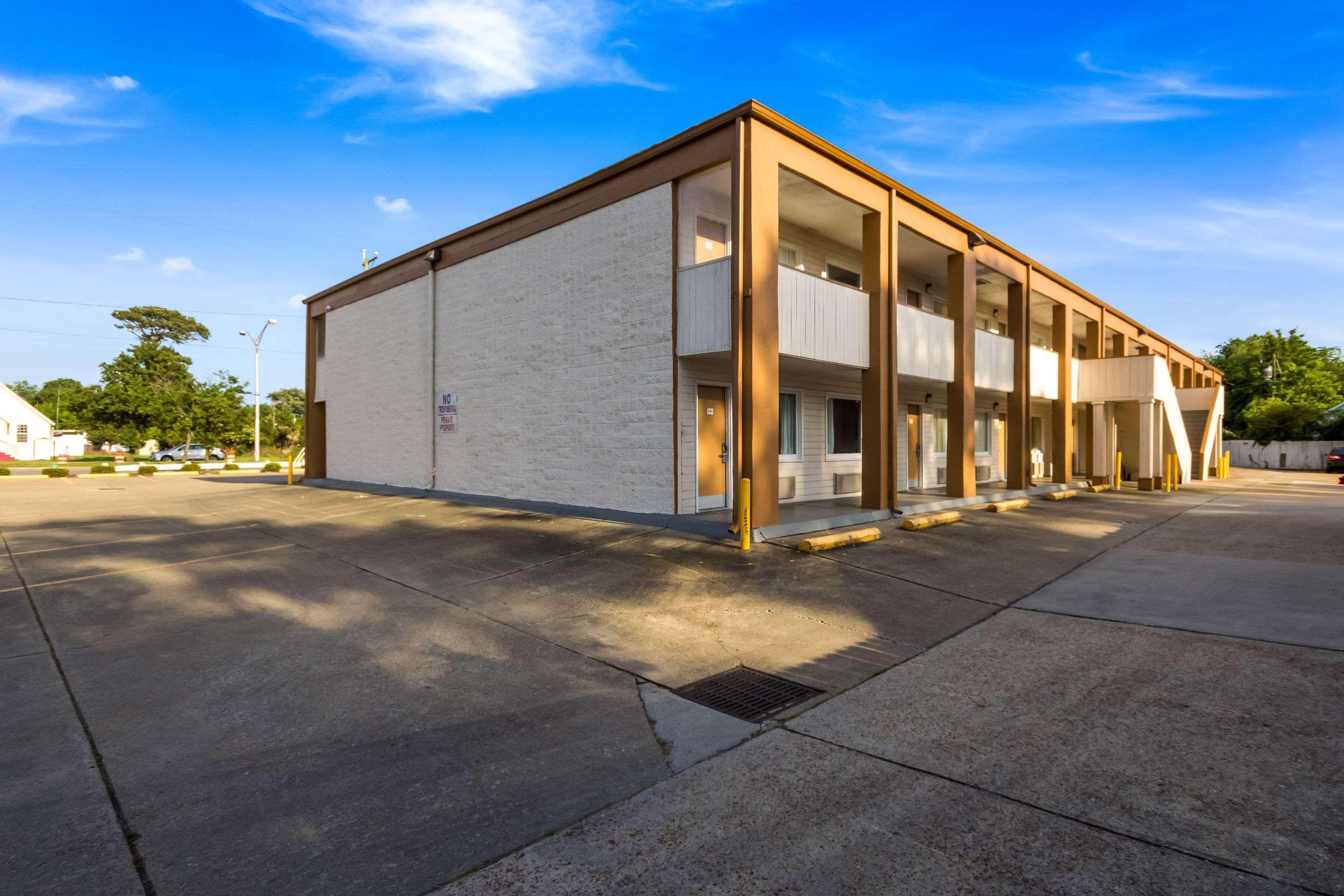 Vista Exterior Econo Lodge Little Creek