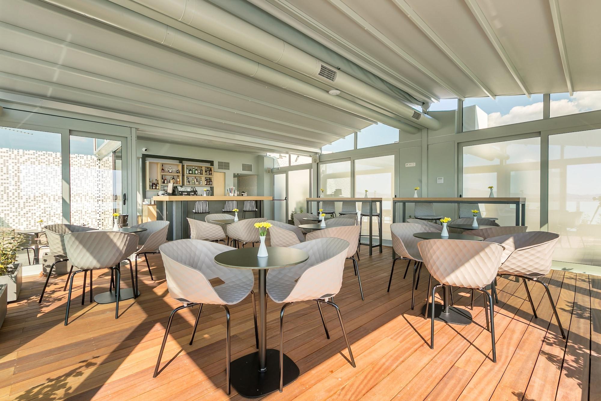 Bar/Salón Athens Cypria Hotel