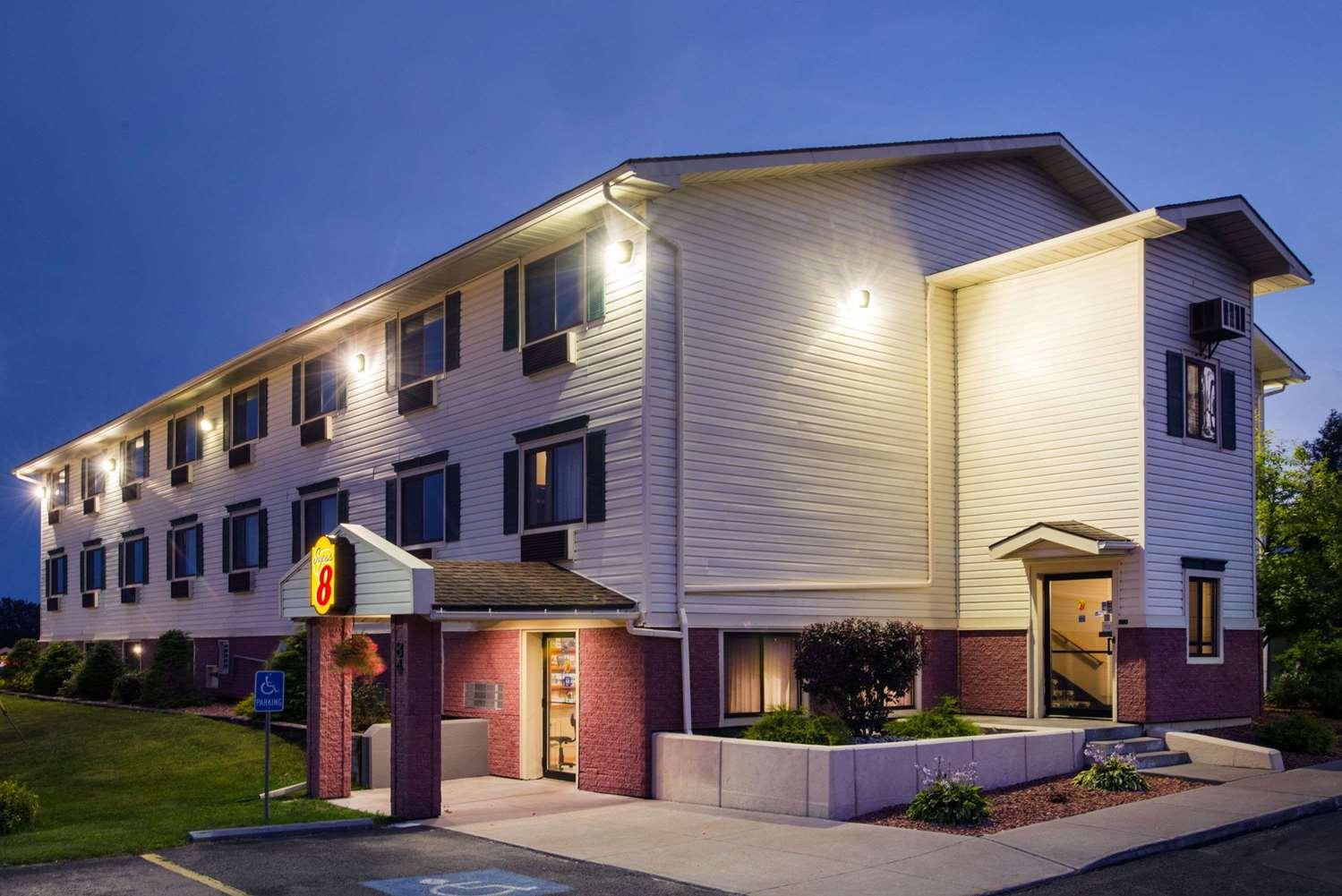 Varios Super 8 by Wyndham Massena NY