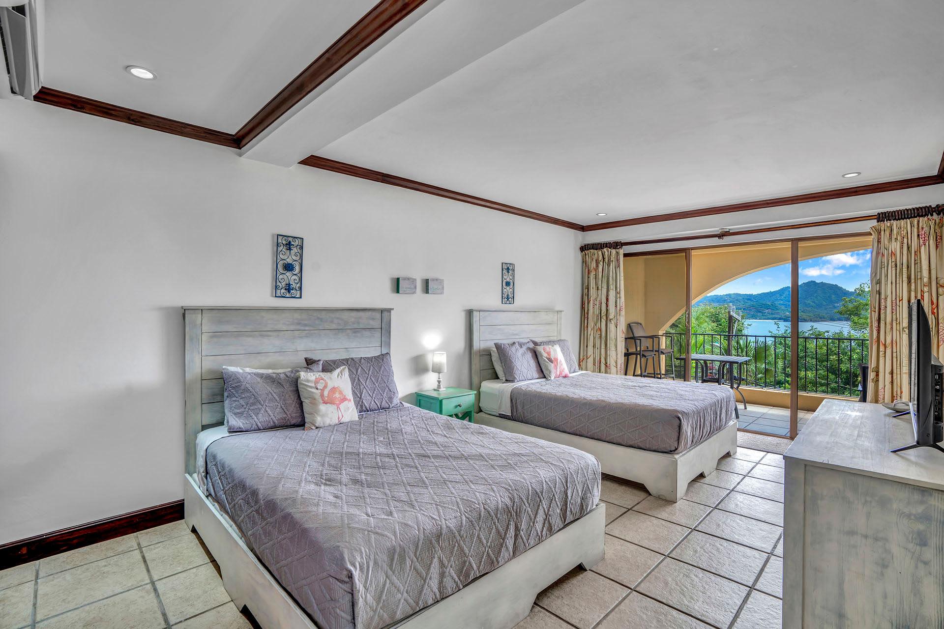 Habitación Newly remodeled unit in Flamingo with sweeping ocean views from big terrace
