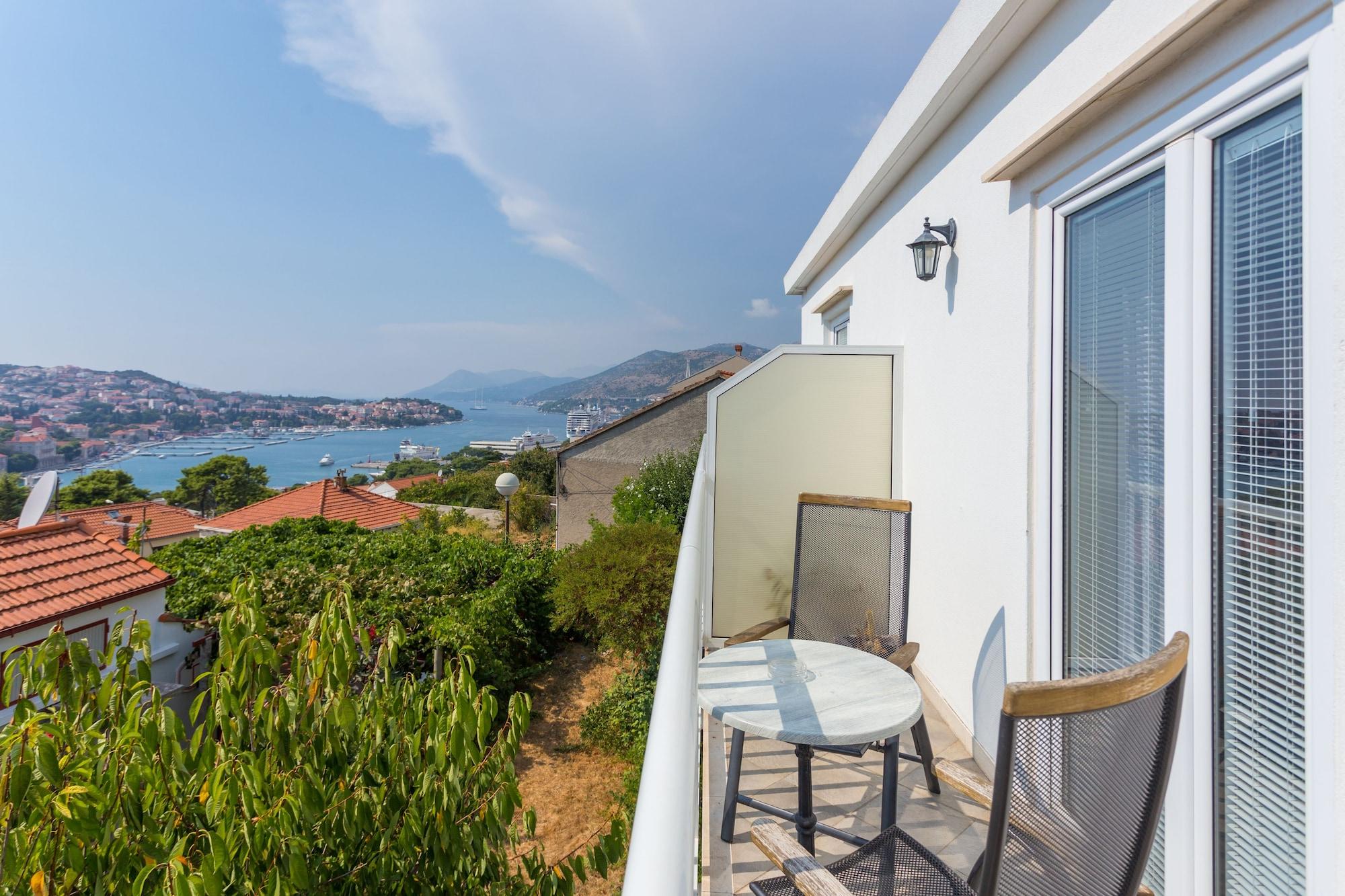 Varios Guesthouse S&L