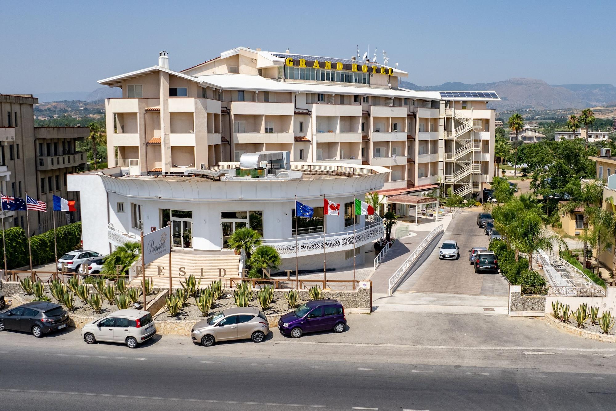 Vista Exterior Grand Hotel President