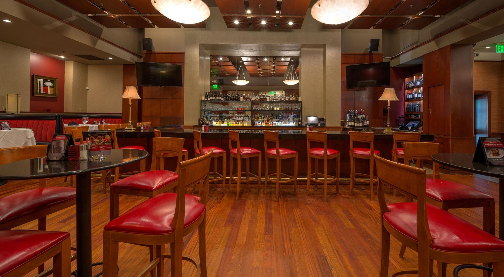 Bar/Salón Pier 5 Hotel Baltimore