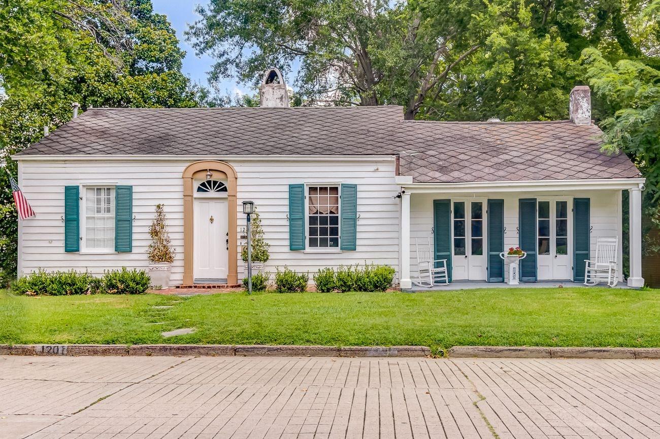 Varios Steele Cottage