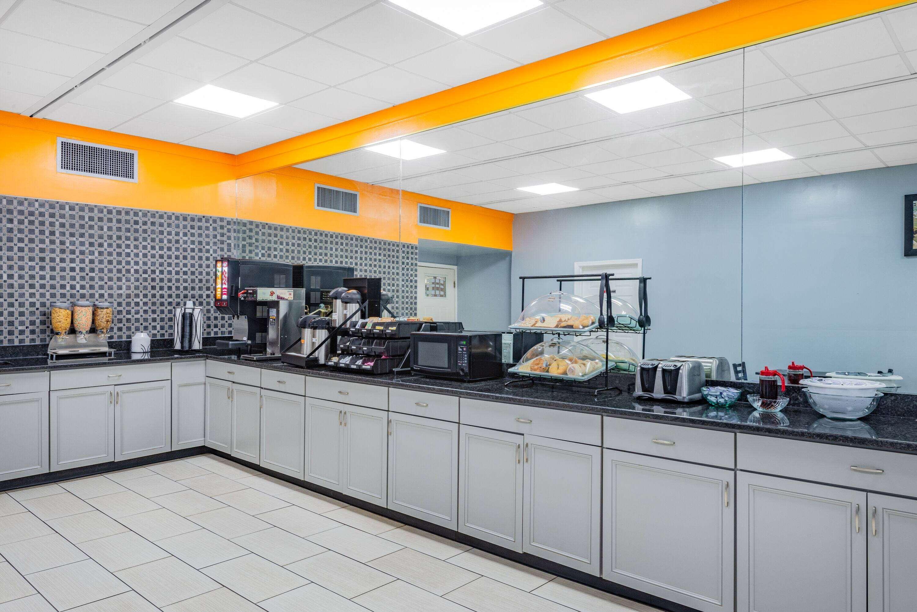 Restaurant Howard Johnson by Wyndham Staunton