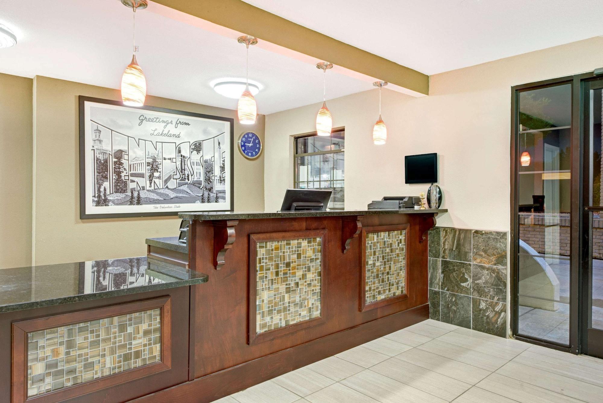 Vista Lobby Super 8 by Wyndham Lakeland
