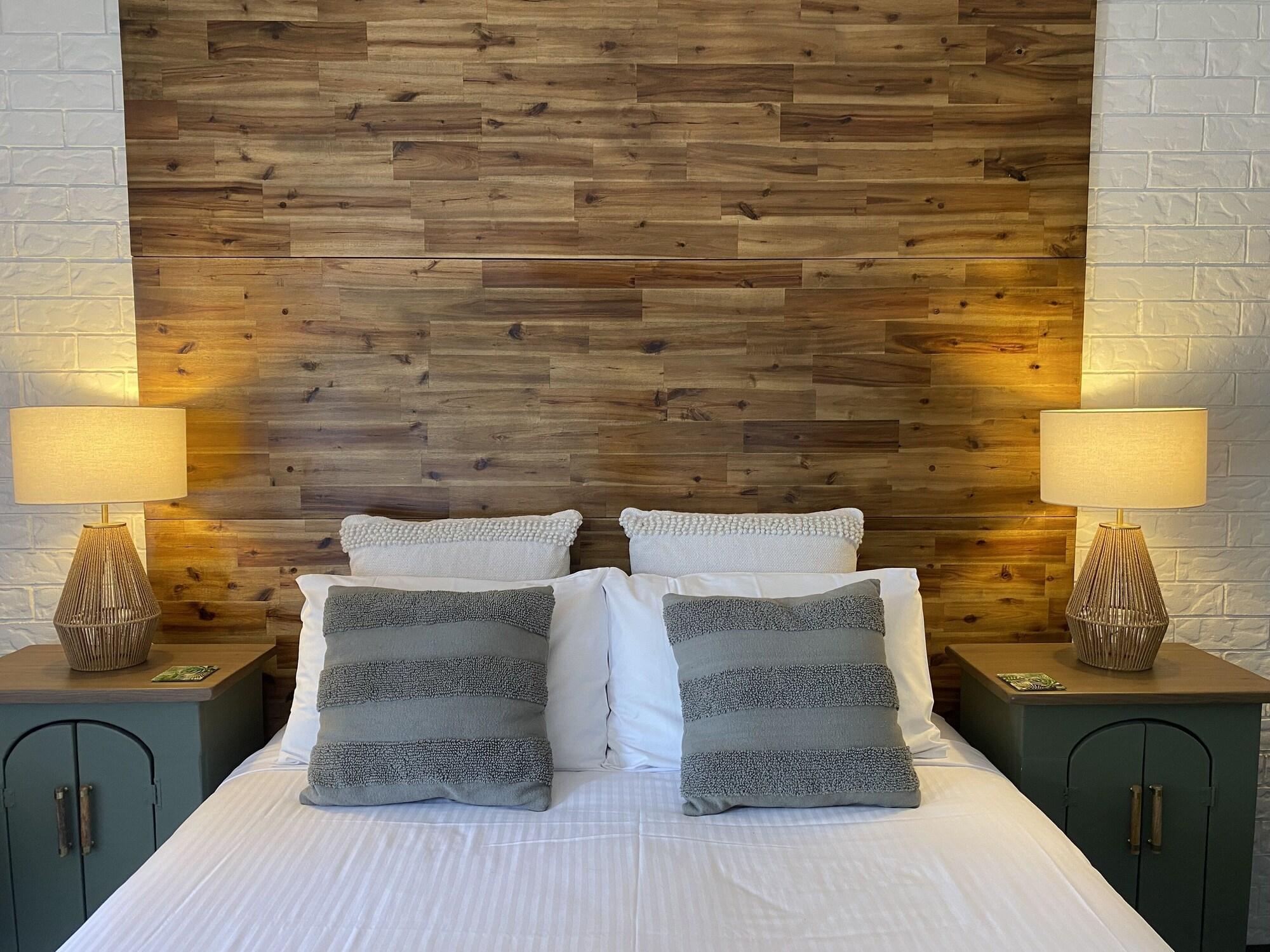 Varios Beachmere Palms Motel