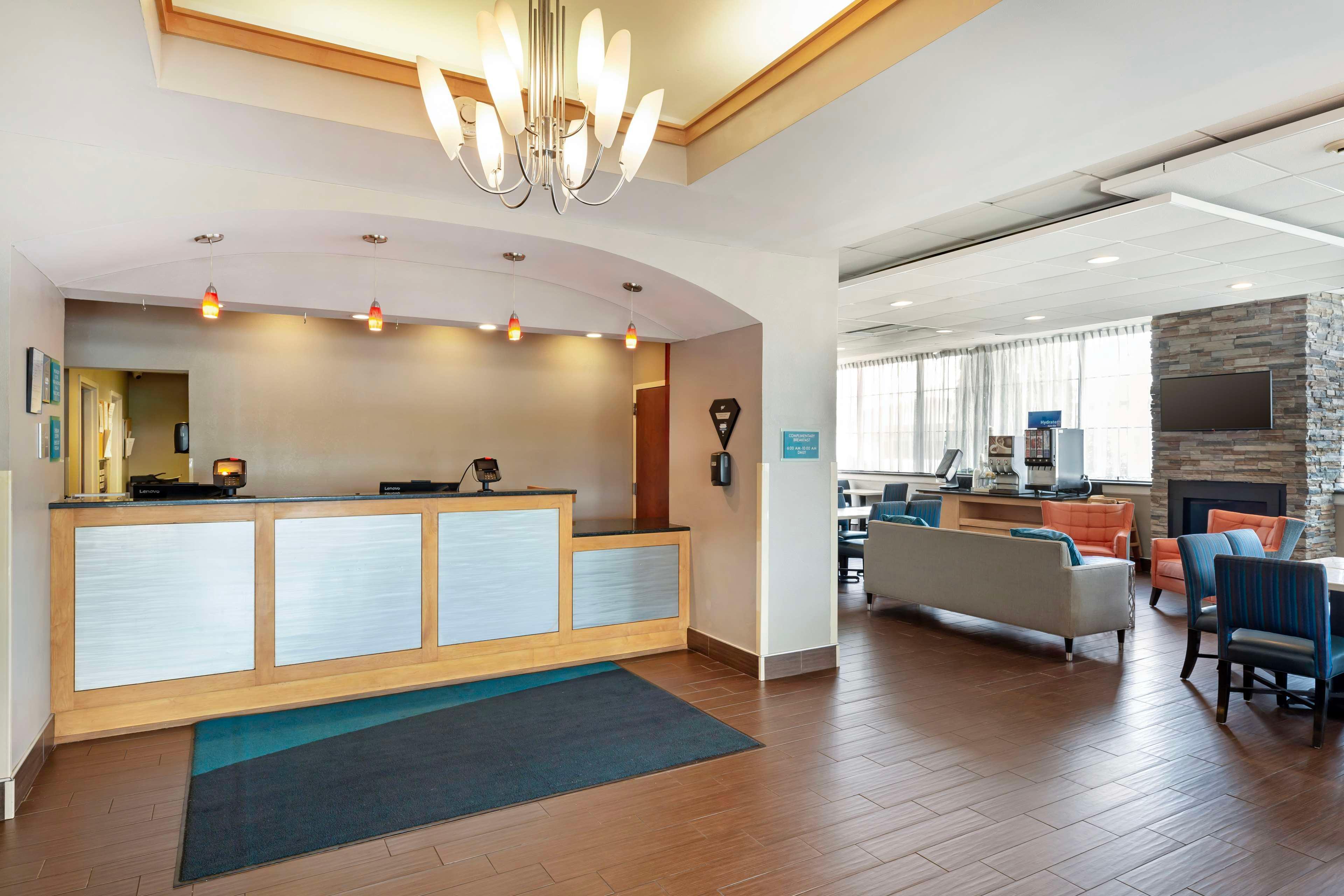 Vista Lobby Best Western Hartford Hotel & Suites