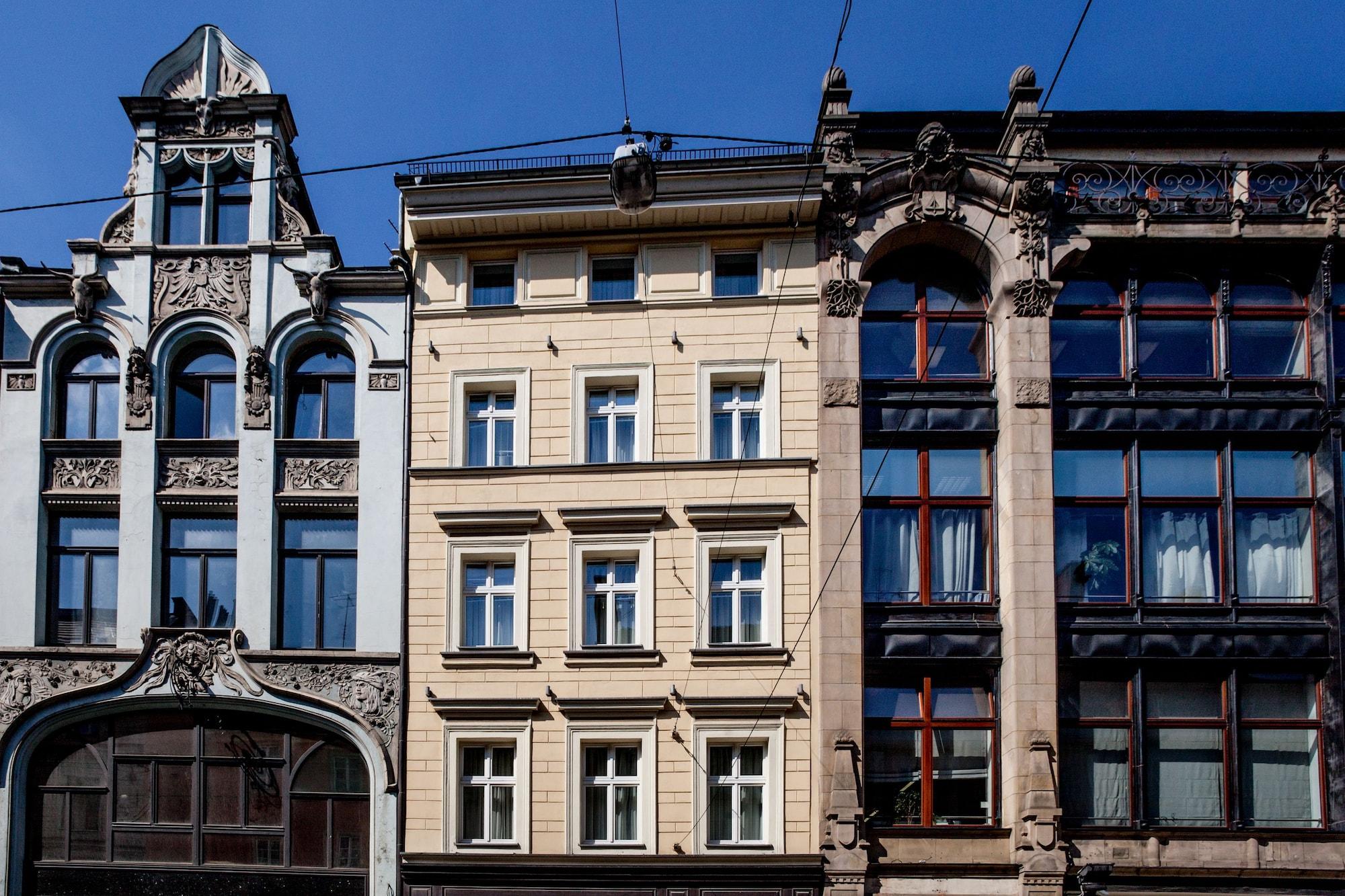 Vista Exterior Gold Apartments