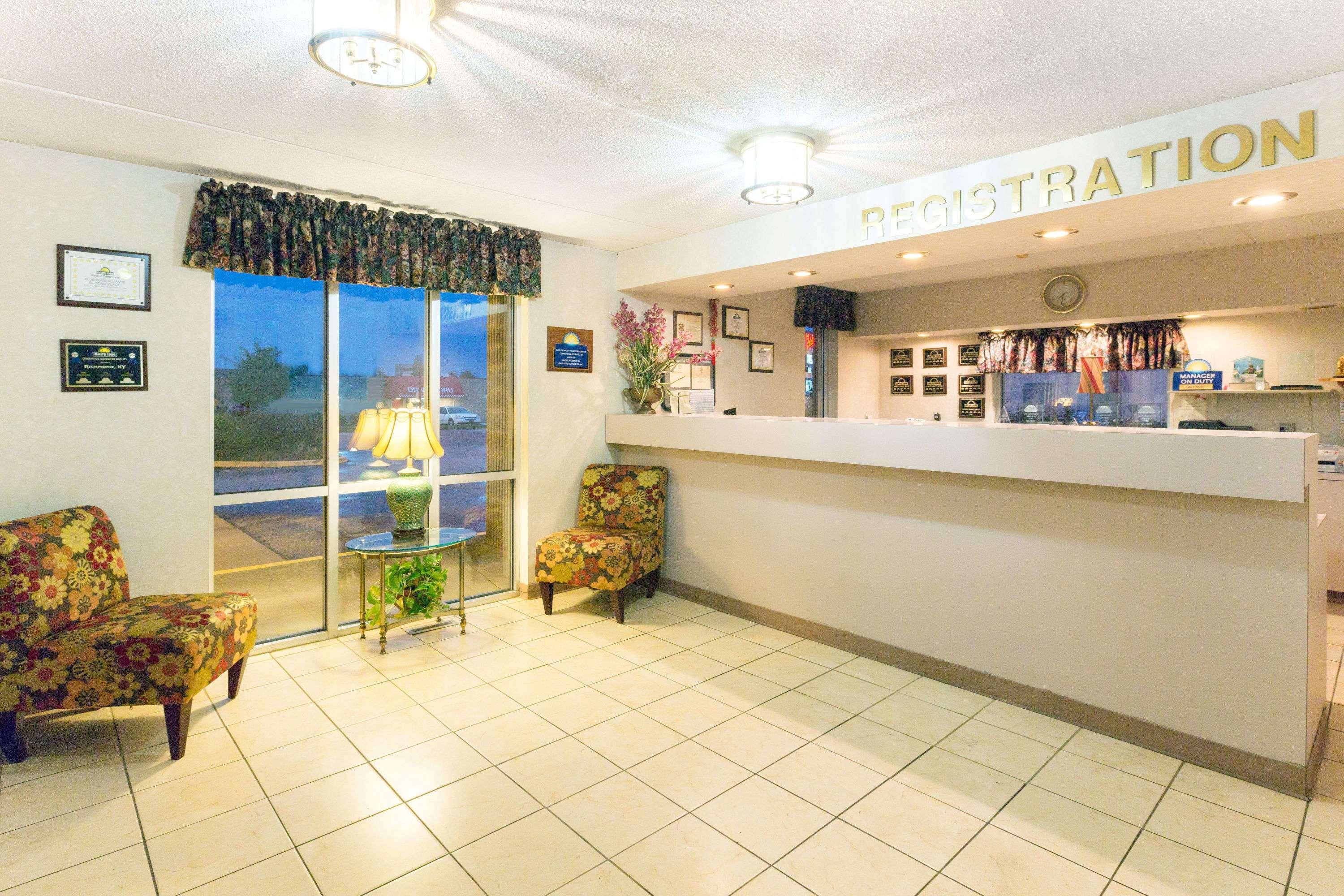 Vista Lobby Days Inn by Wyndham Richmond