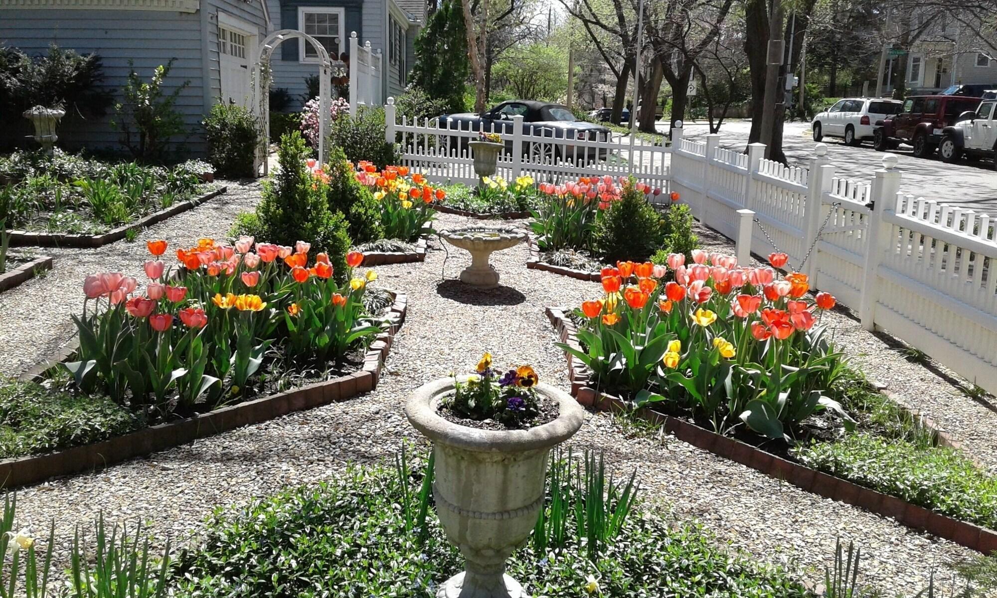Varios Moore House Bed and Breakfast