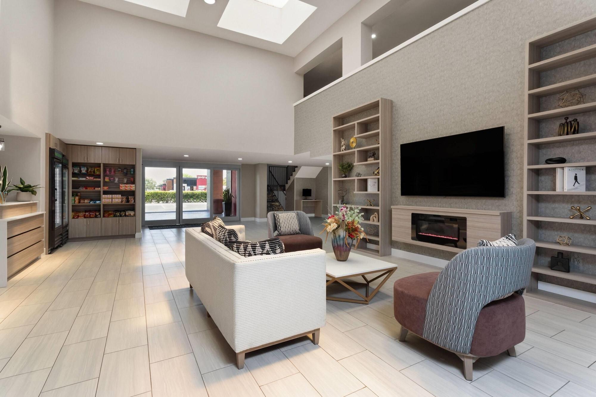 Vista Lobby La Quinta Inn & Suites by Wyndham Ft Lauderdale Cypress Cr