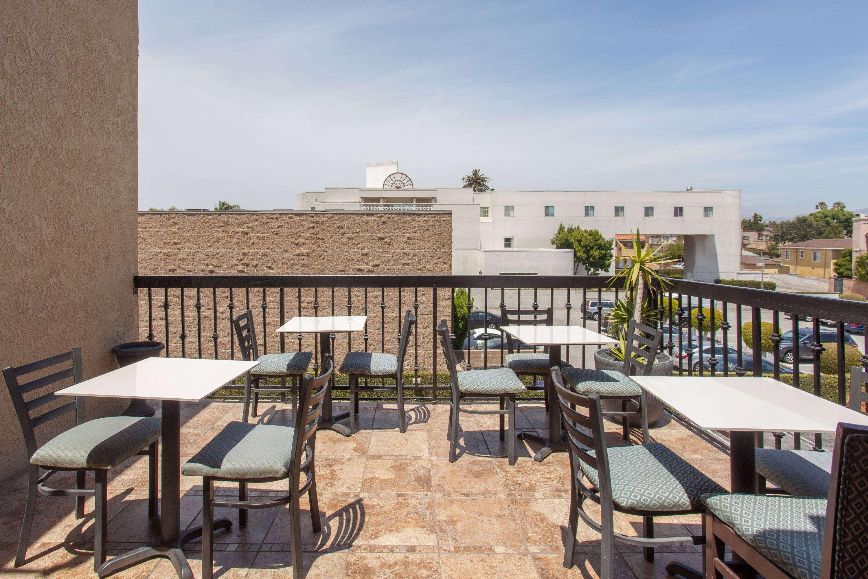 Varios Ramada by Wyndham Culver City