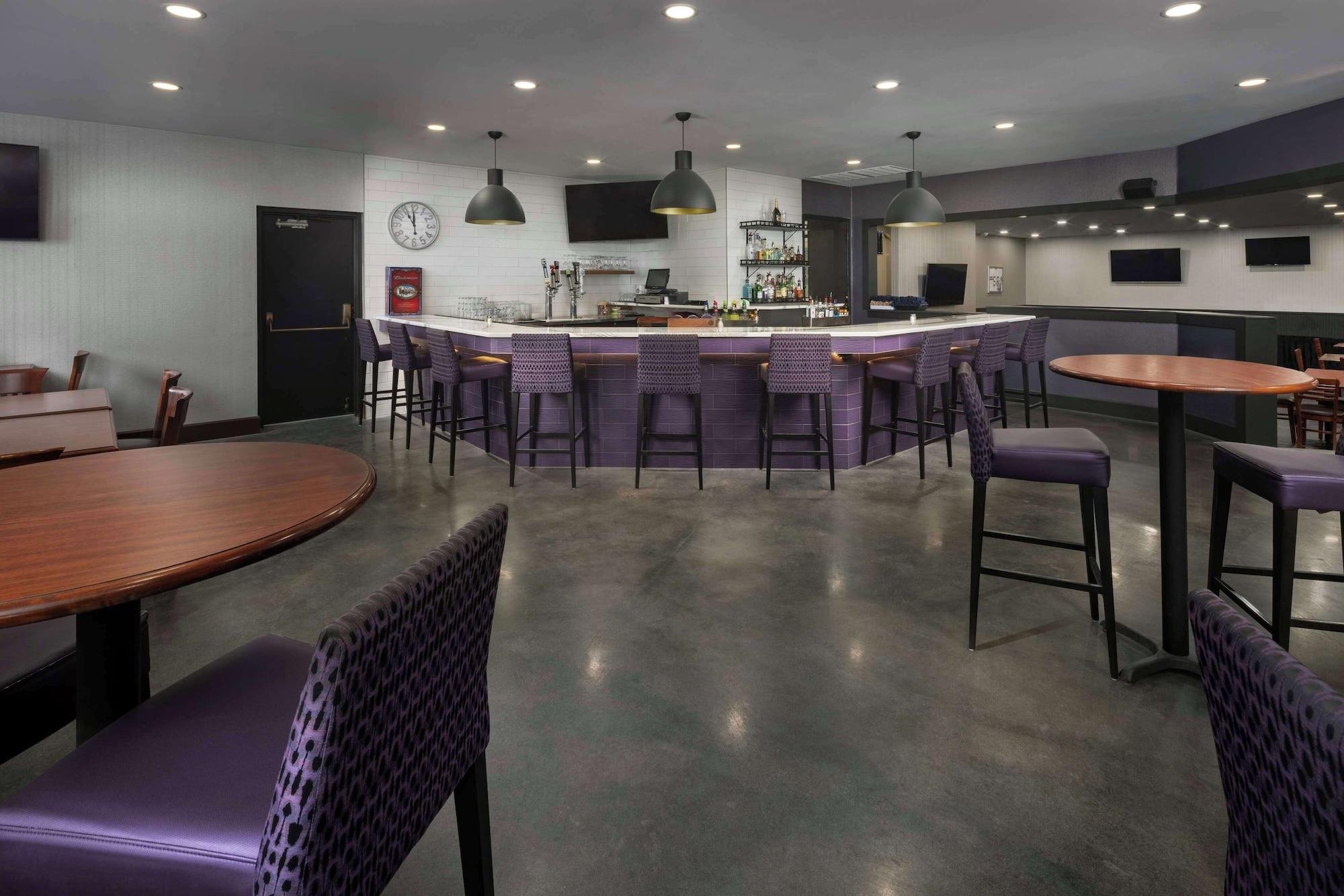 Bar/Salón DoubleTree by Hilton Manhattan, KS