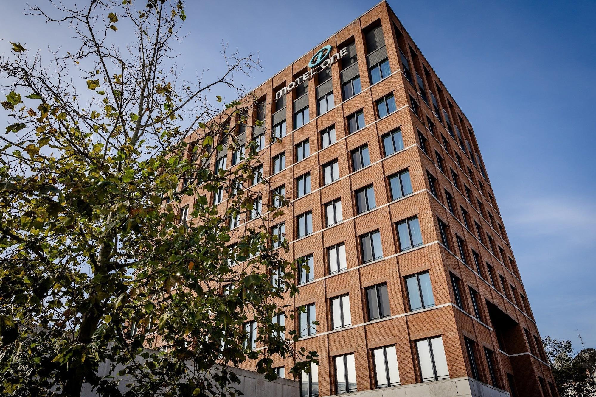 Vista Exterior Motel One Wiesbaden