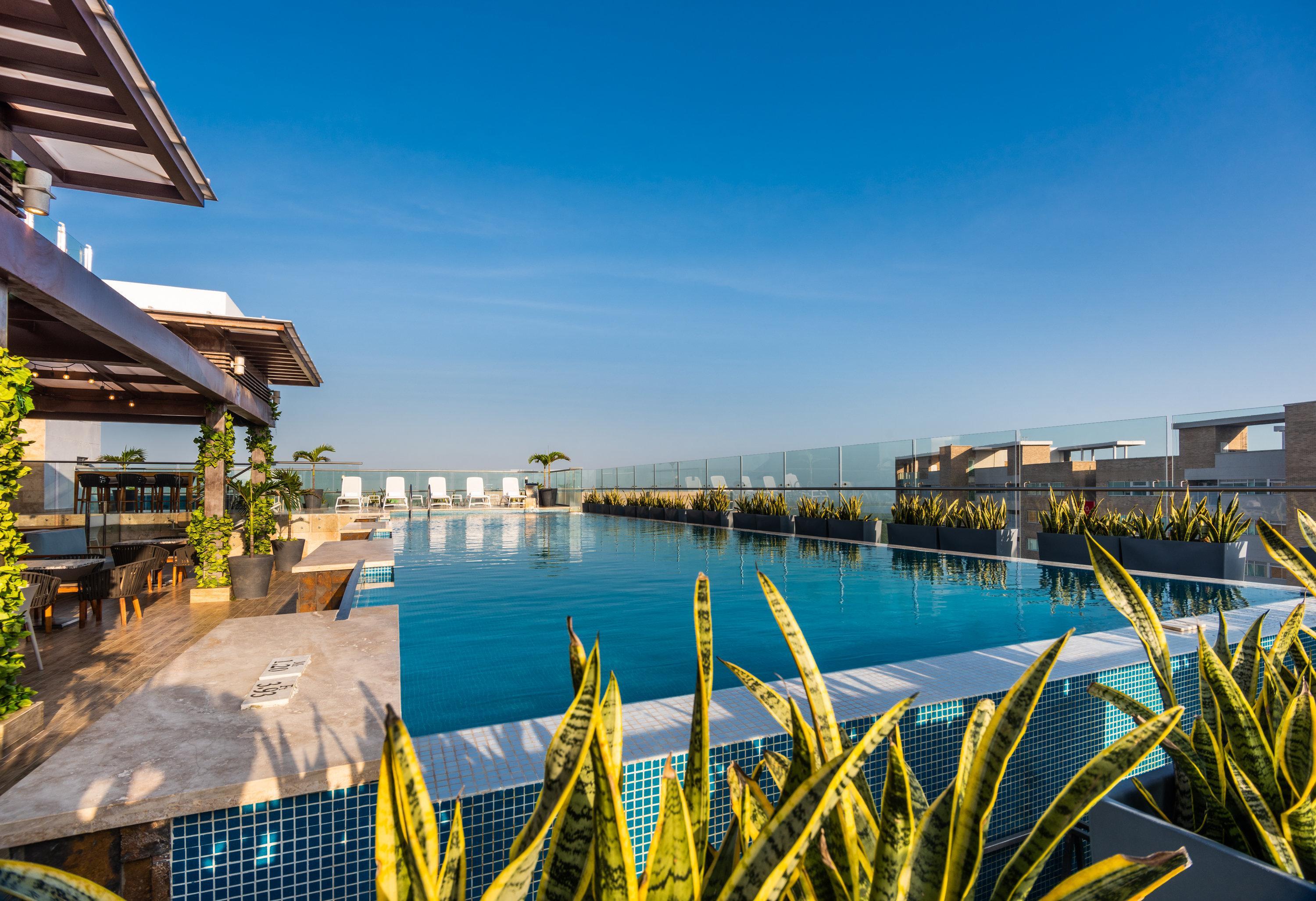 Vista Piscina Crowne Plaza Barranquilla by IHG
