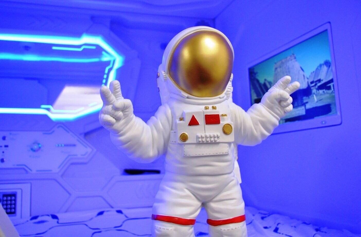 Varios Cosmos capsule coworking hub London