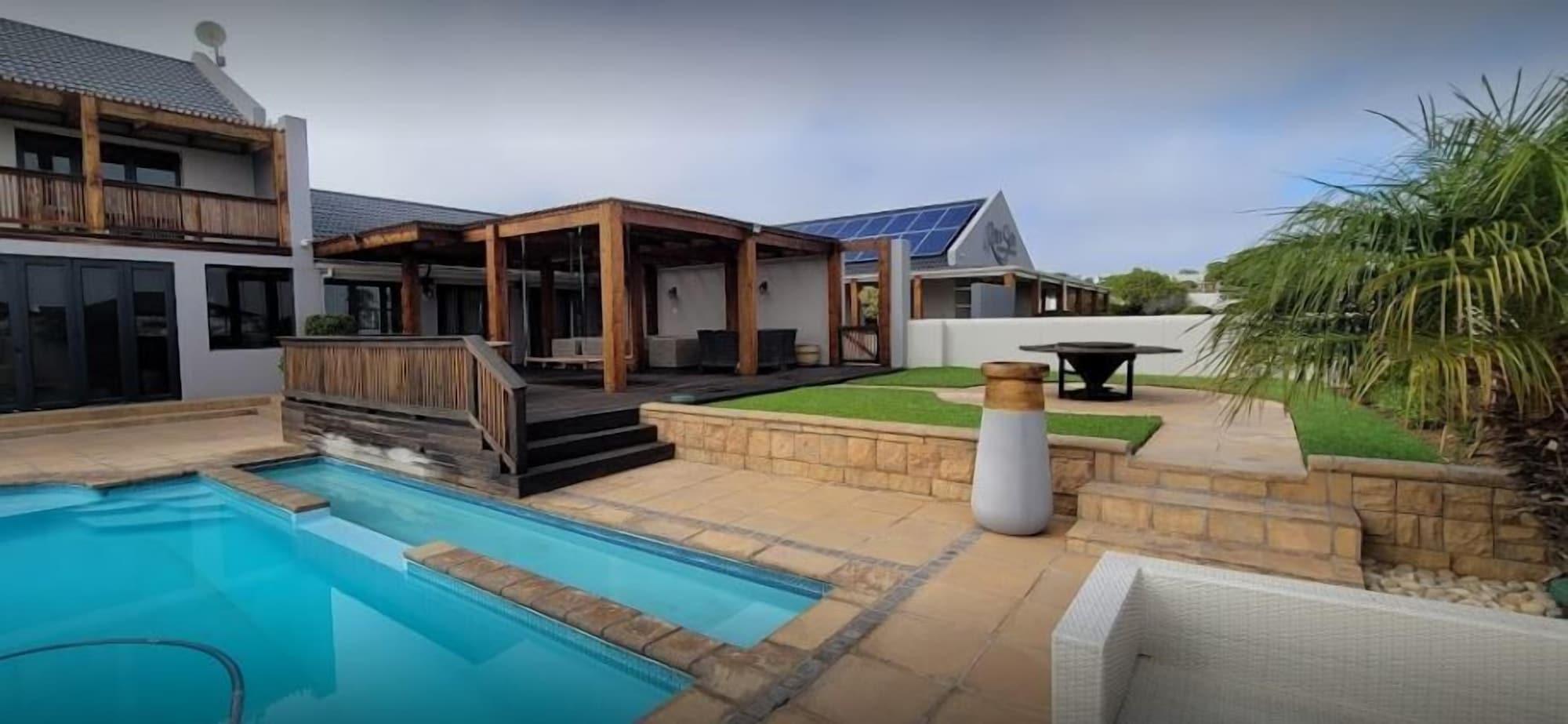 Varios Rox and Sea Country Lodge