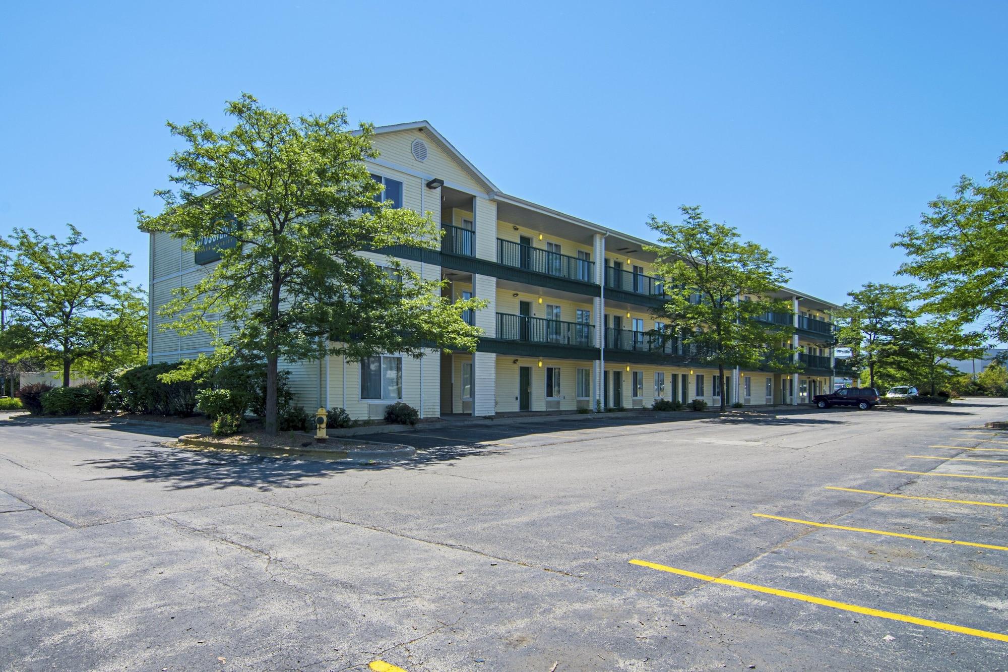 Varios HomeTowne Studios by Red Roof Chicago - Waukegan