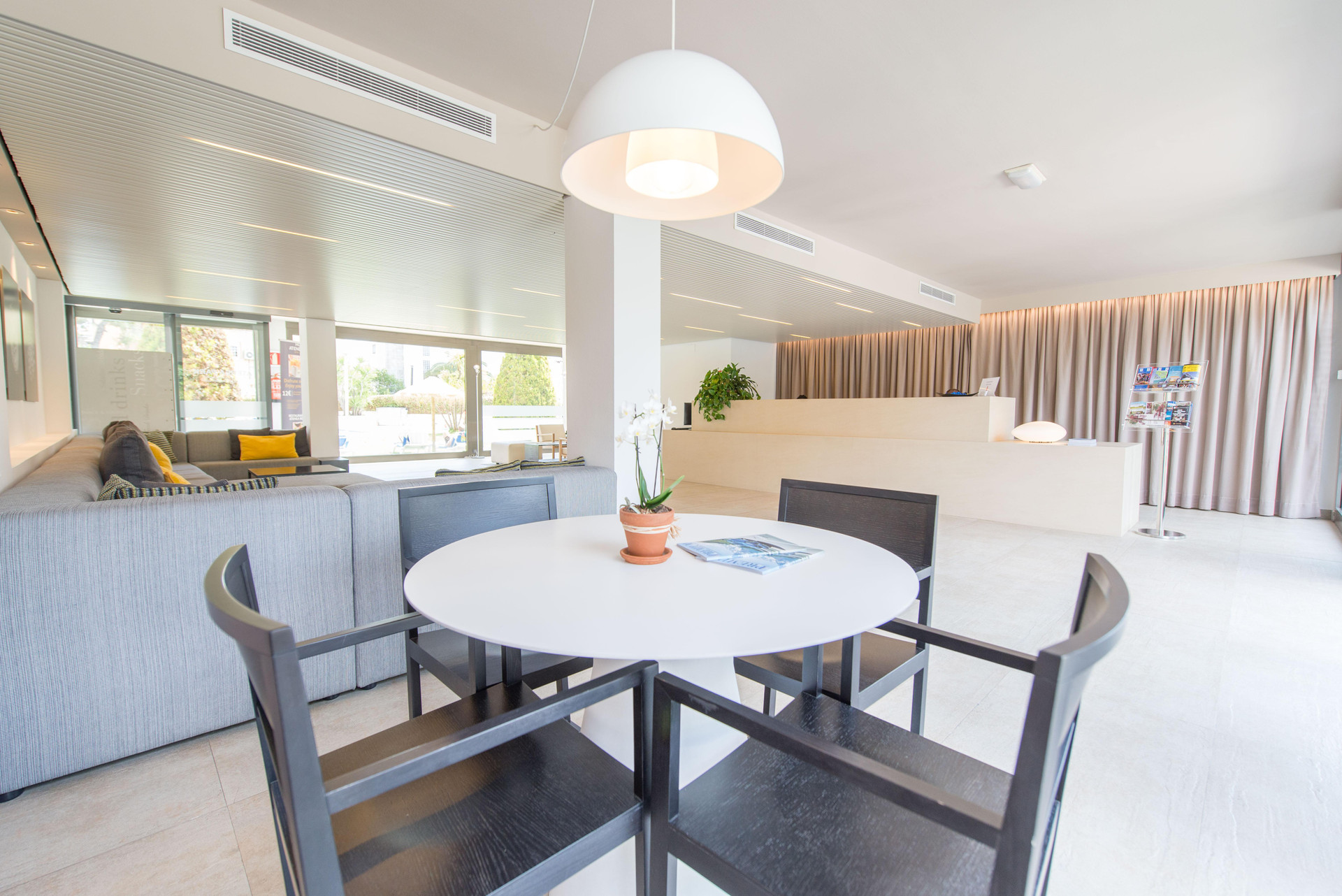 Vista Lobby Atenea Park - Suites Apartments