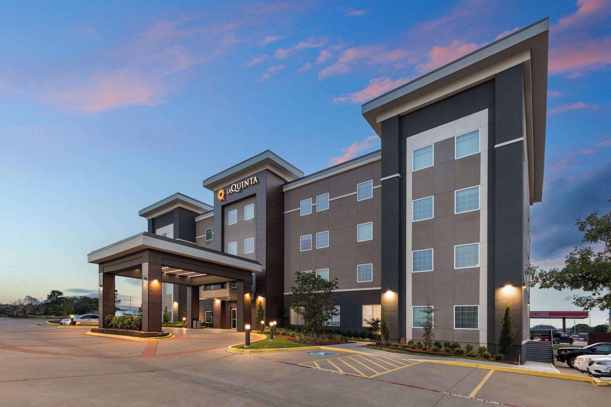 Vista Exterior La Quinta Inn & Suites by Wyndham McAlester