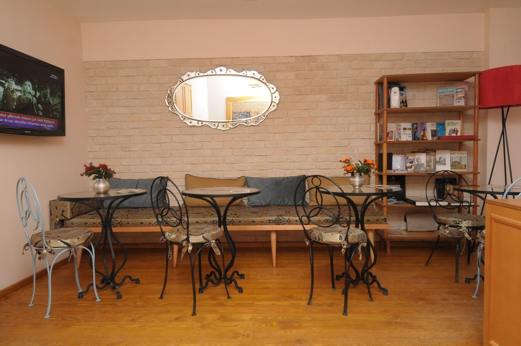 Vista Lobby Three Apples Suites and Hotel