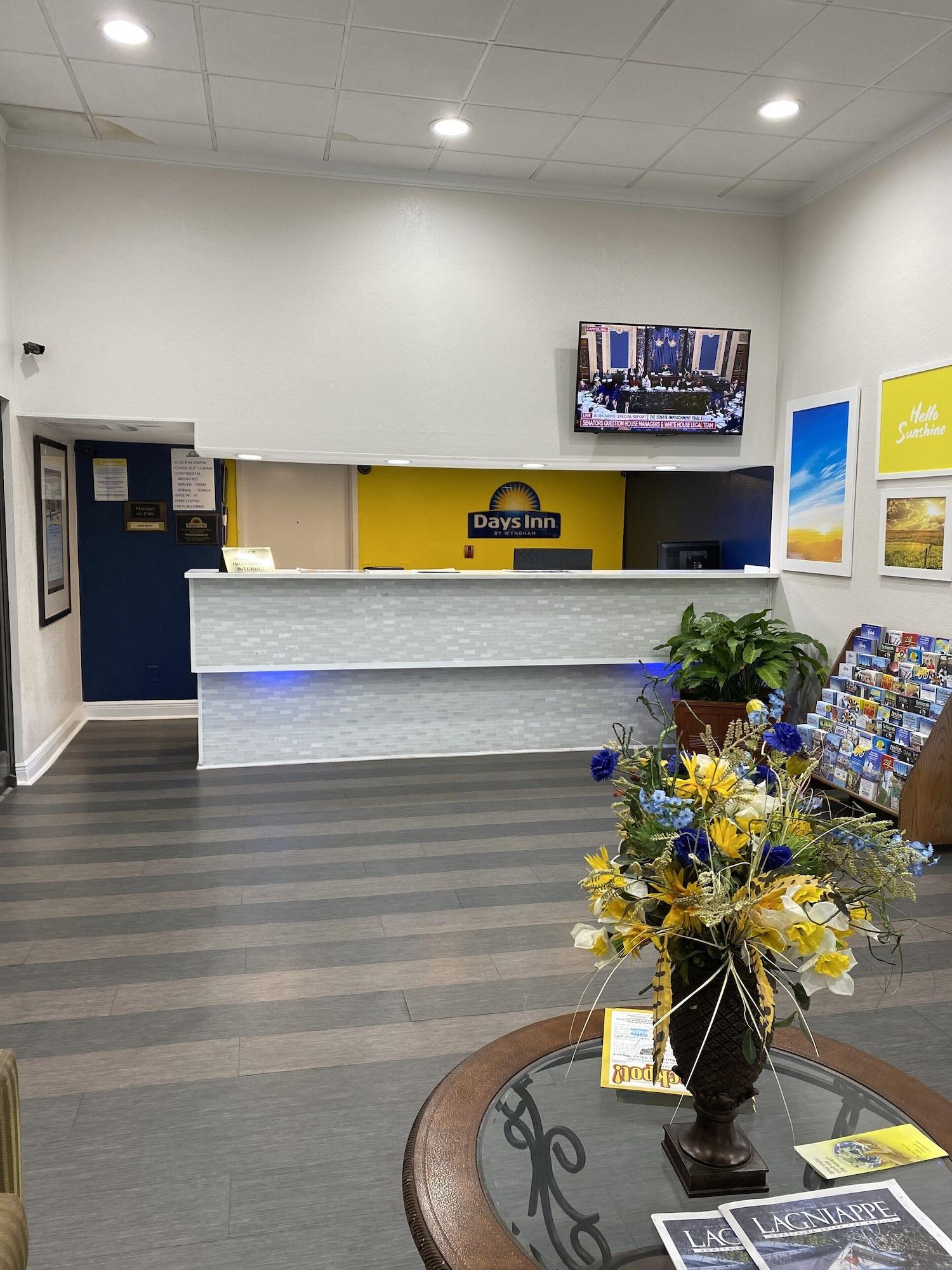 Vista Lobby Days Inn & Suites by Wyndham Mobile