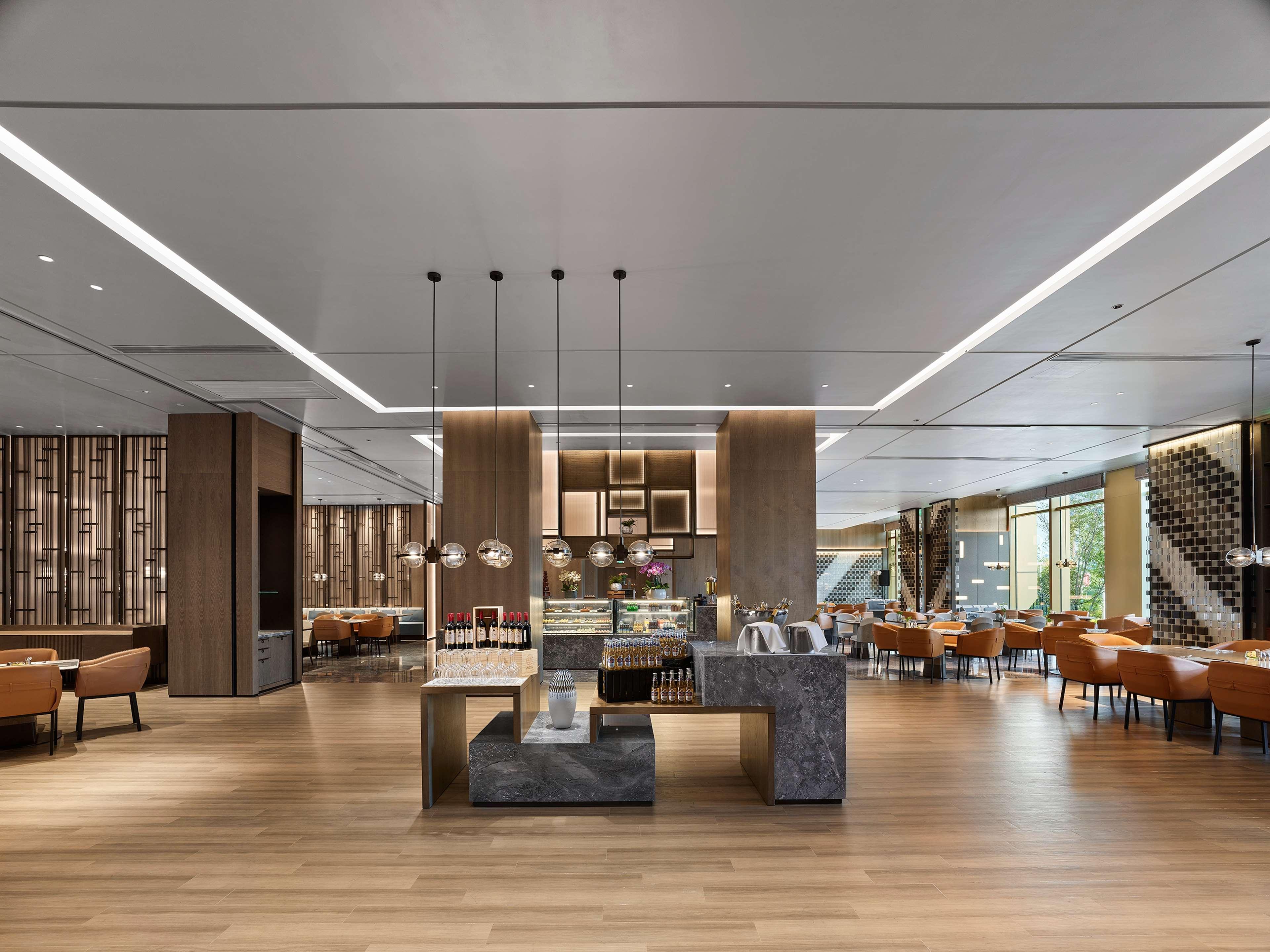 Restaurant DoubleTree by Hilton Qidong, China