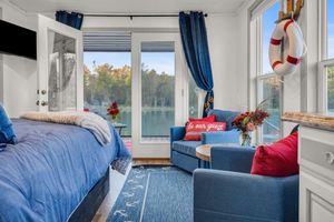 Alquiler Vacacional - Charming Tiny Houseboat Cozy Front Porch Literally on the Water!