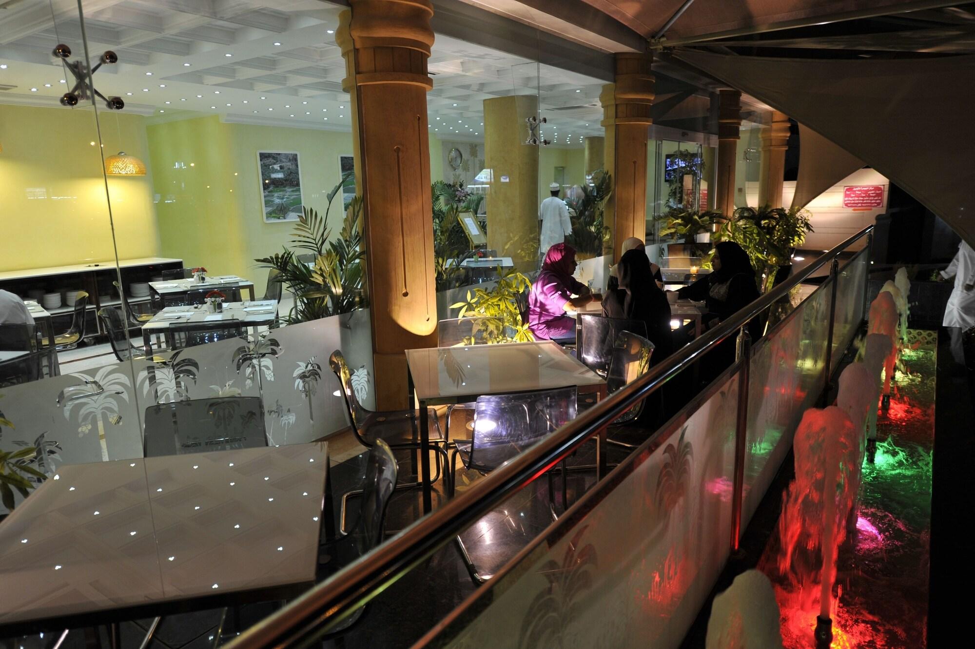 Bar/Salón Oman Palm Hotel Suites