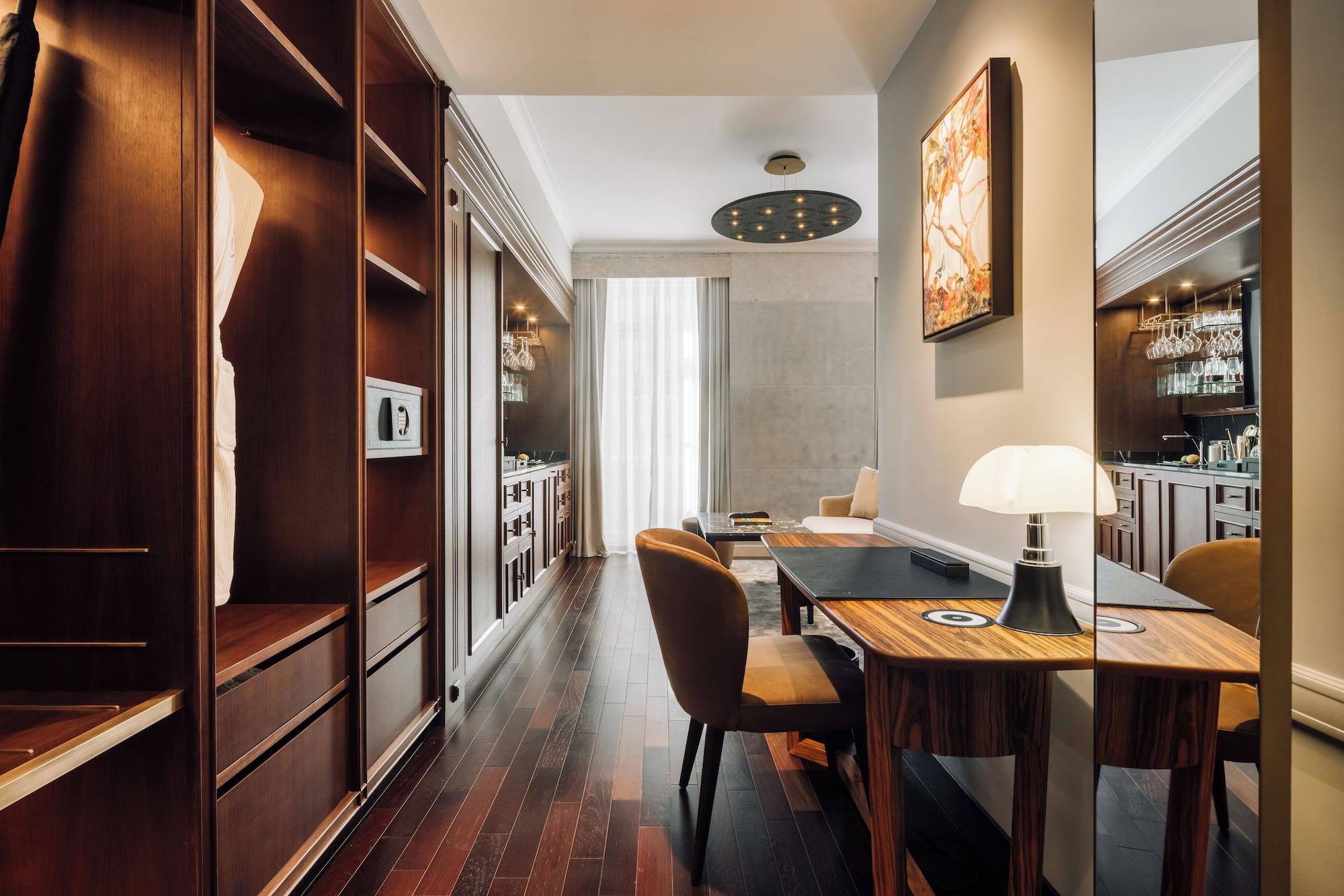 Set de Habitación MYTHIC SANA Downtown Suites - New Opening