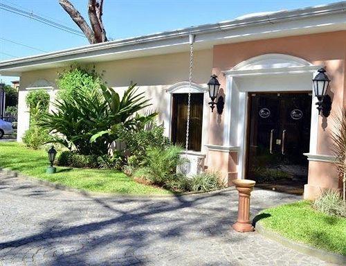 Vista Exterior Le Moustier Suites