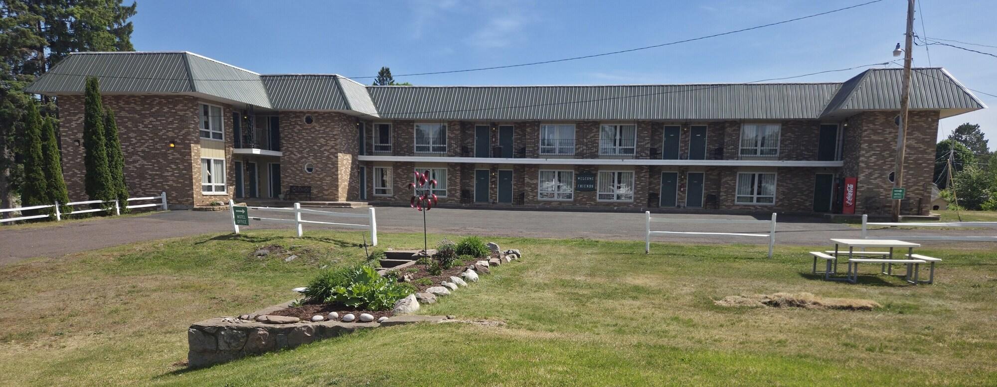 Varios Budget Host Cloverland Motel