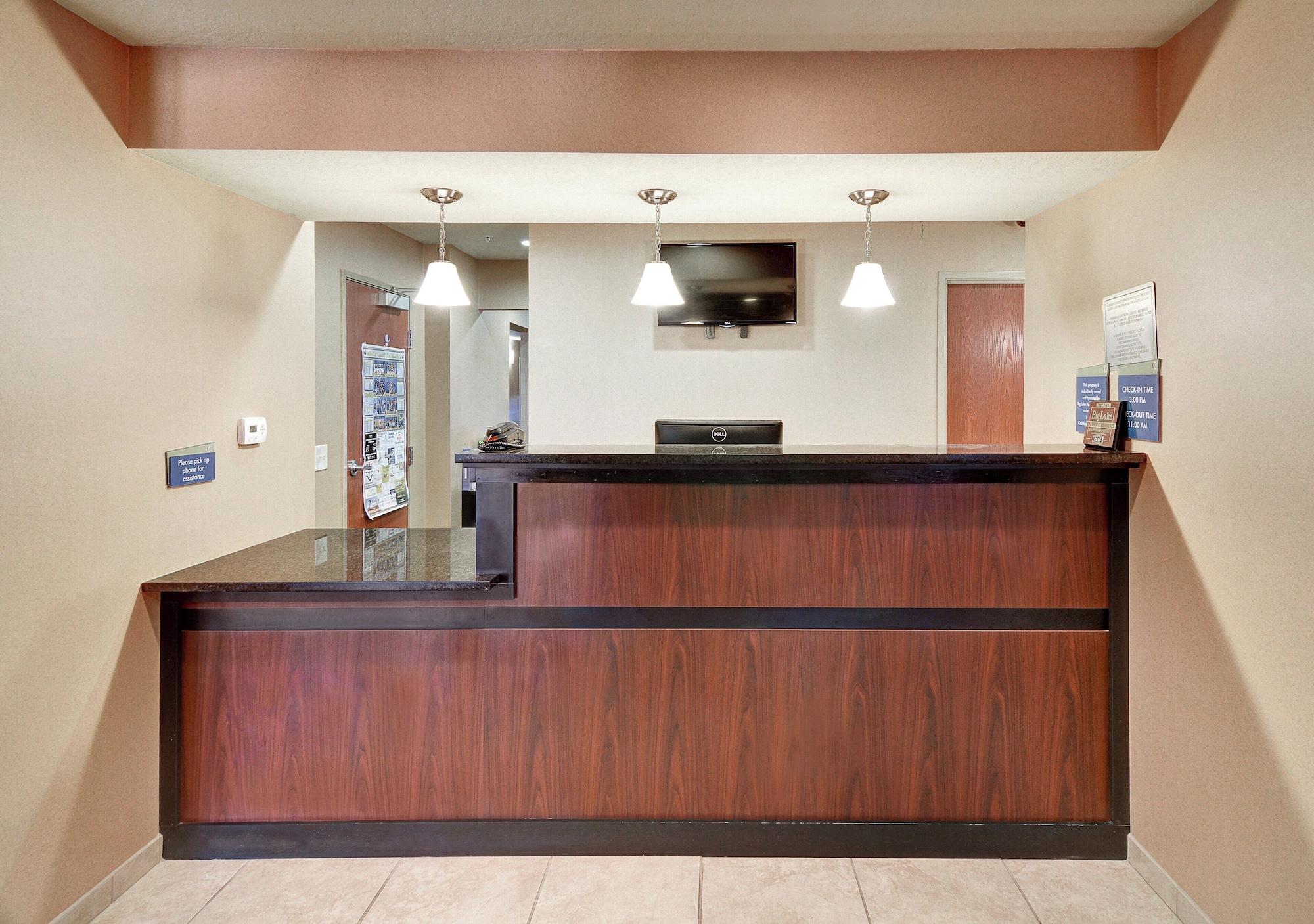Vista Exterior Cobblestone Inn & Suites – Big Lake