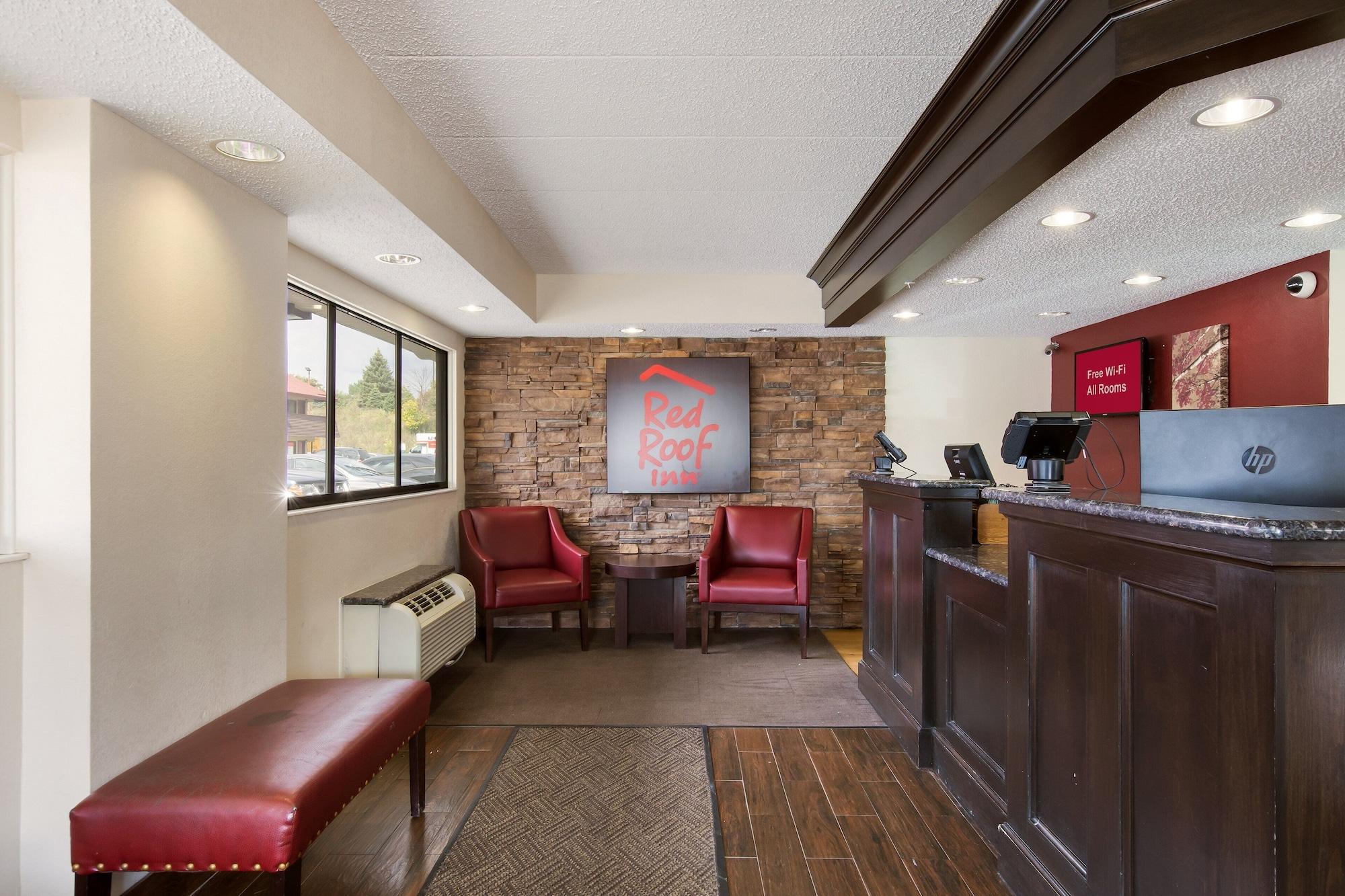 Vista Lobby Red Roof Inn Grand Rapids Airport