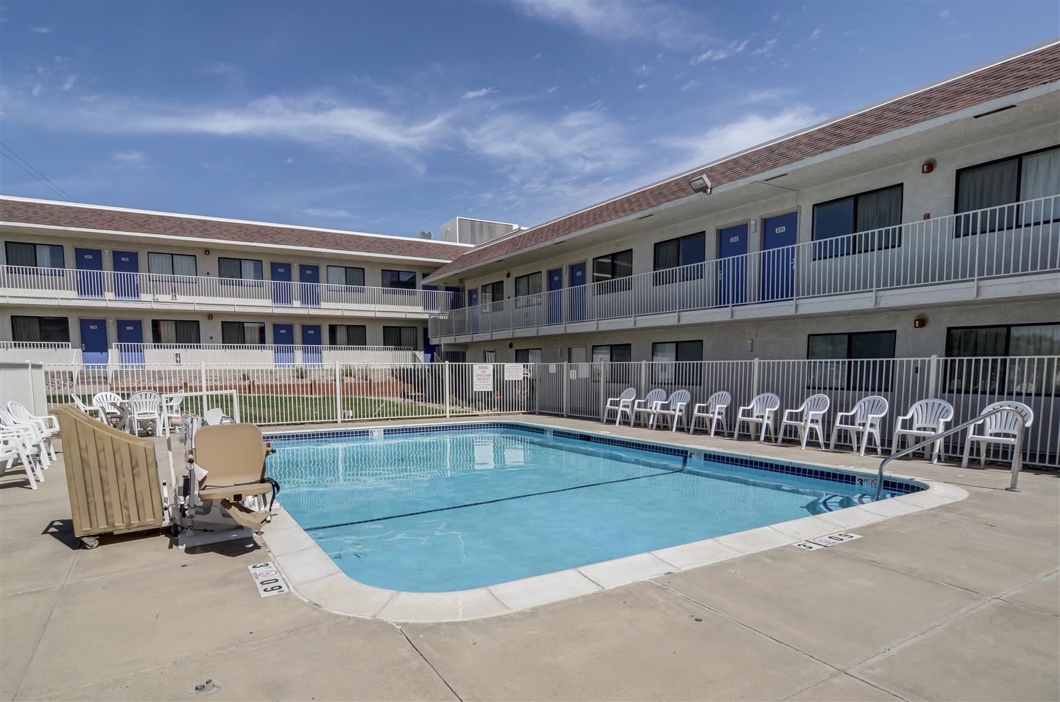 Vista da piscina Motel 6 Casper