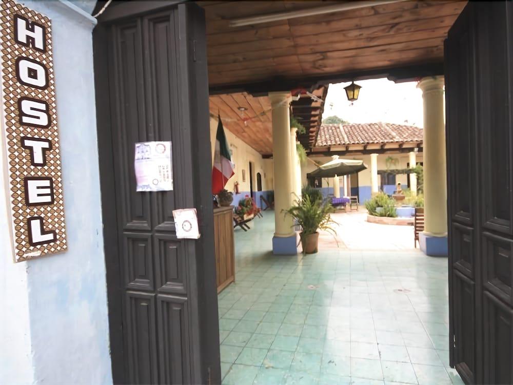 Vista Exterior Hostal La Casa de Paco - Hostel