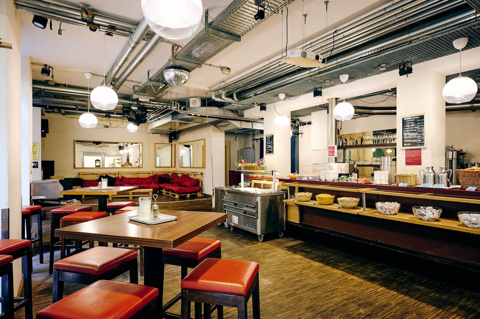 Restaurant The 4 You Hostel & Hotel