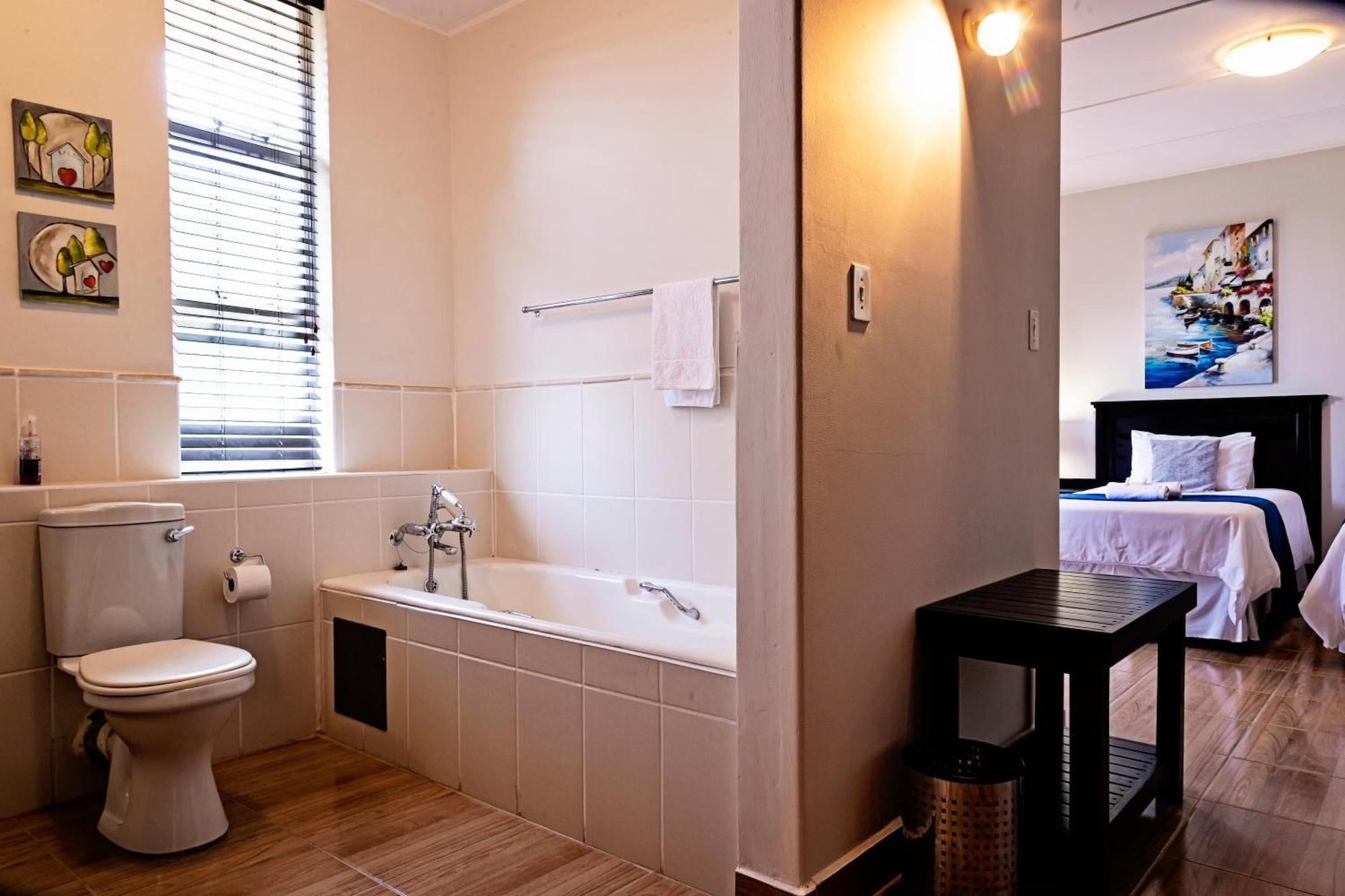 Equipamiento de Habitación B at Home Guesthouse Piet Retief