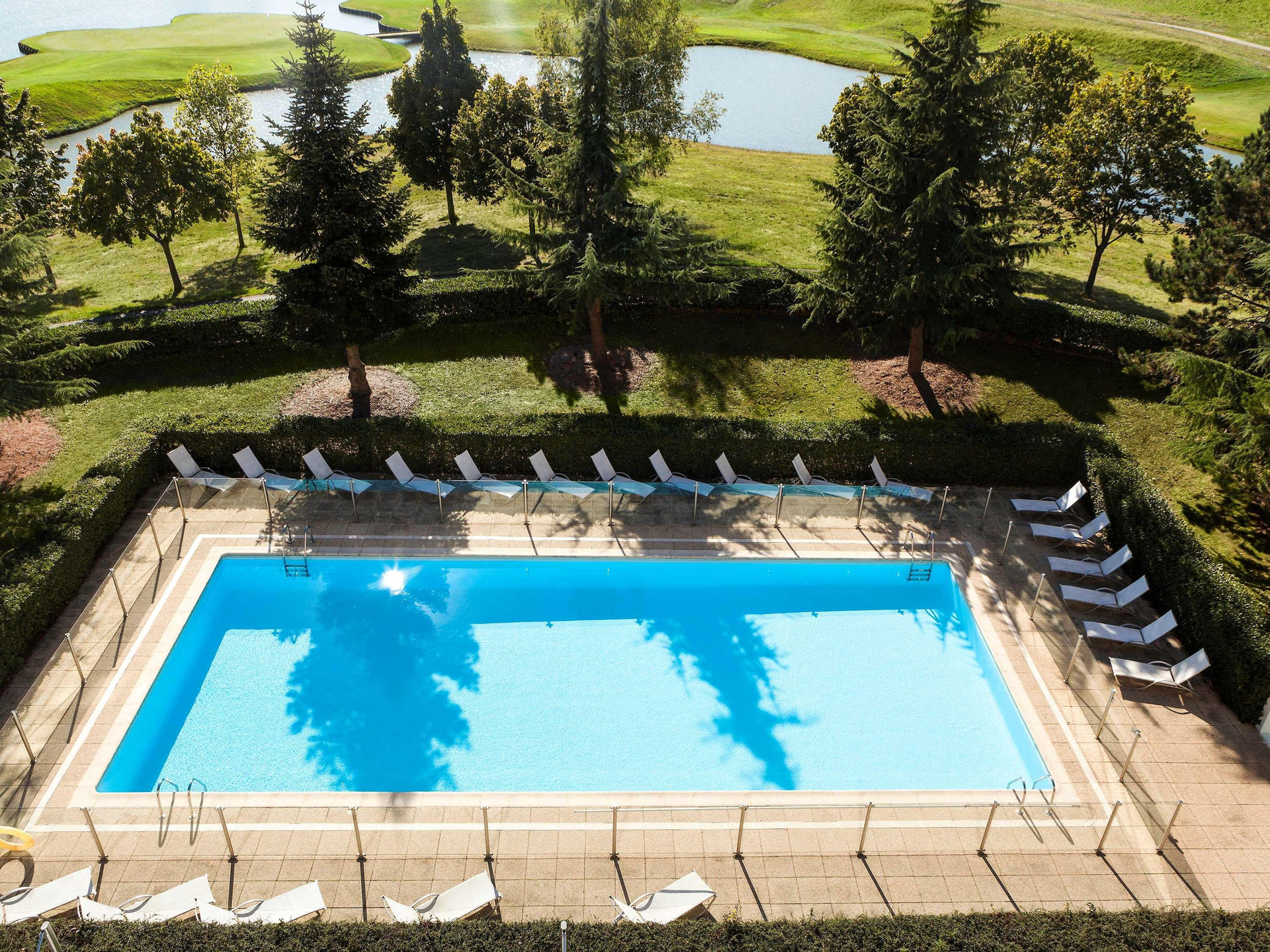 Vista Piscina Novotel Saint-Quentin en Yvelines