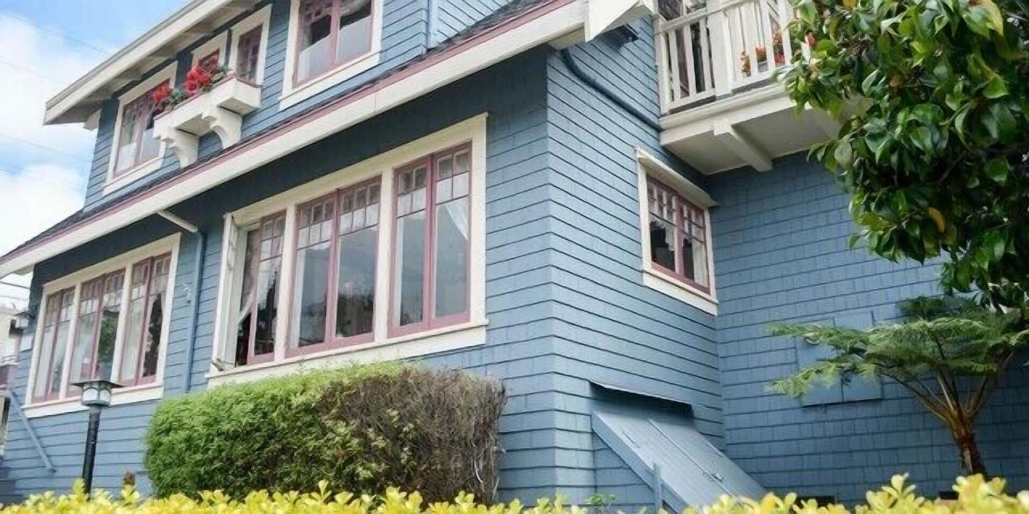 Varios Old St. Angela Inn