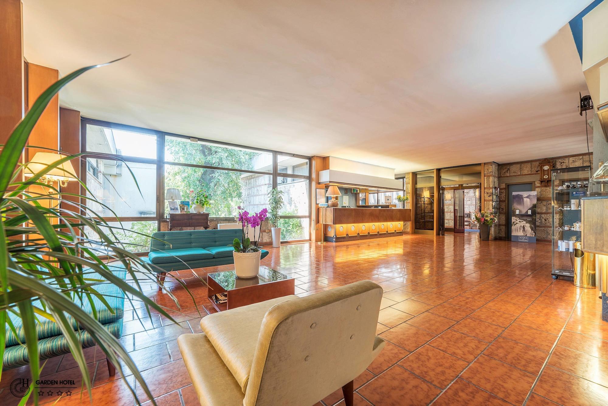 Vista Lobby Garden Hotel